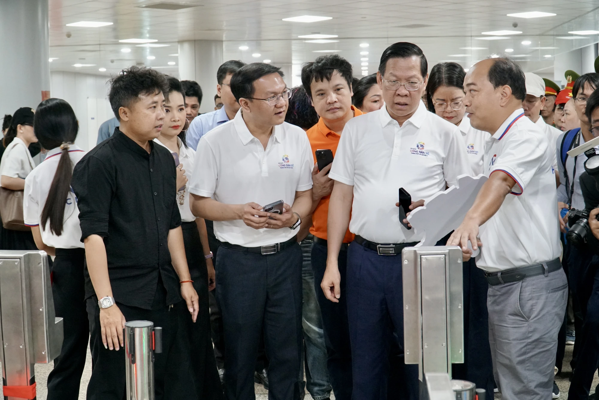 Chủ tịch TP.HCM Phan Văn Mãi dùng app Công dân số để đi metro