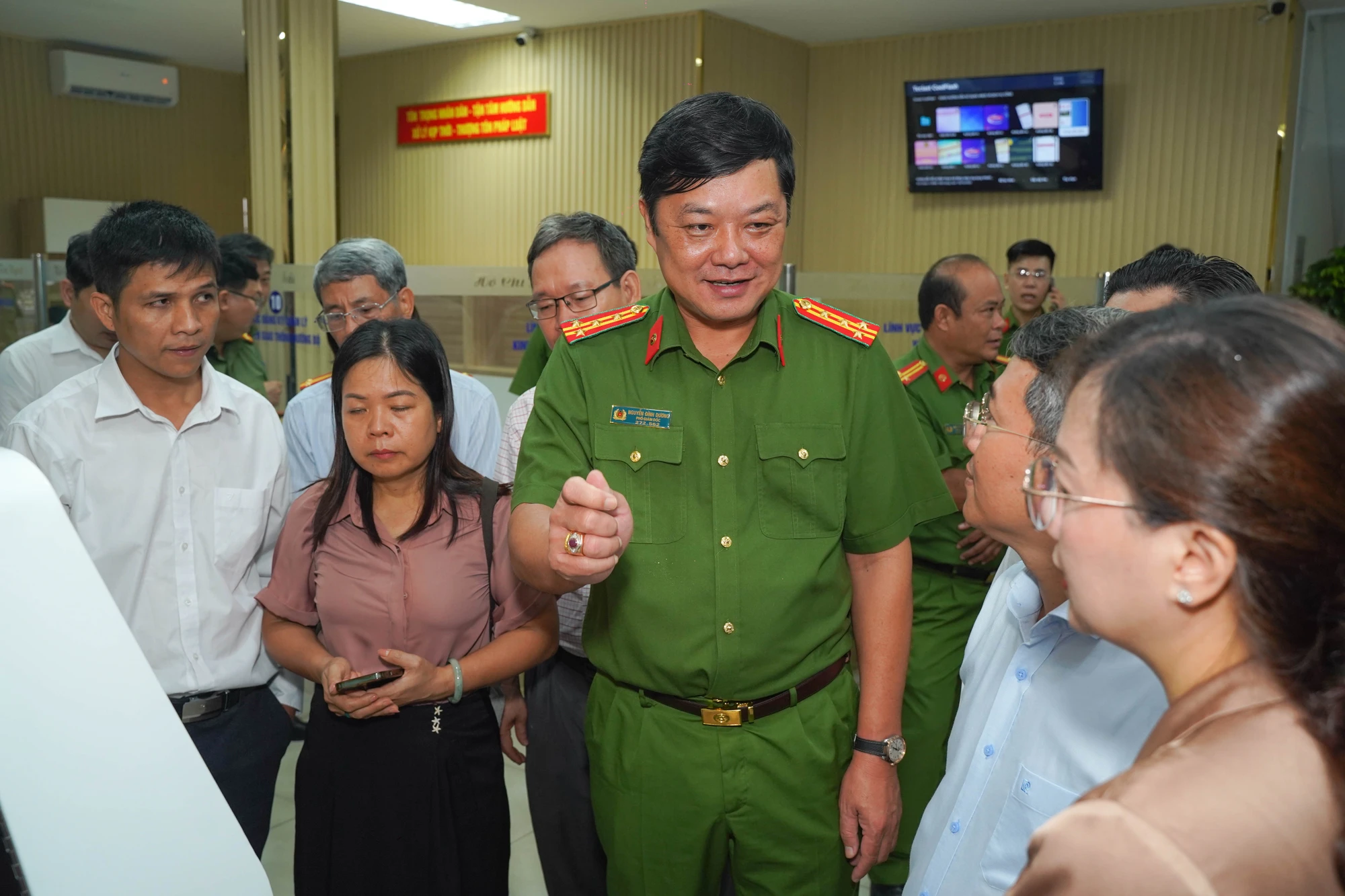 TP.HCM: Ngày đầu người dân làm thủ tục tại bộ phận một cửa ở công an phường