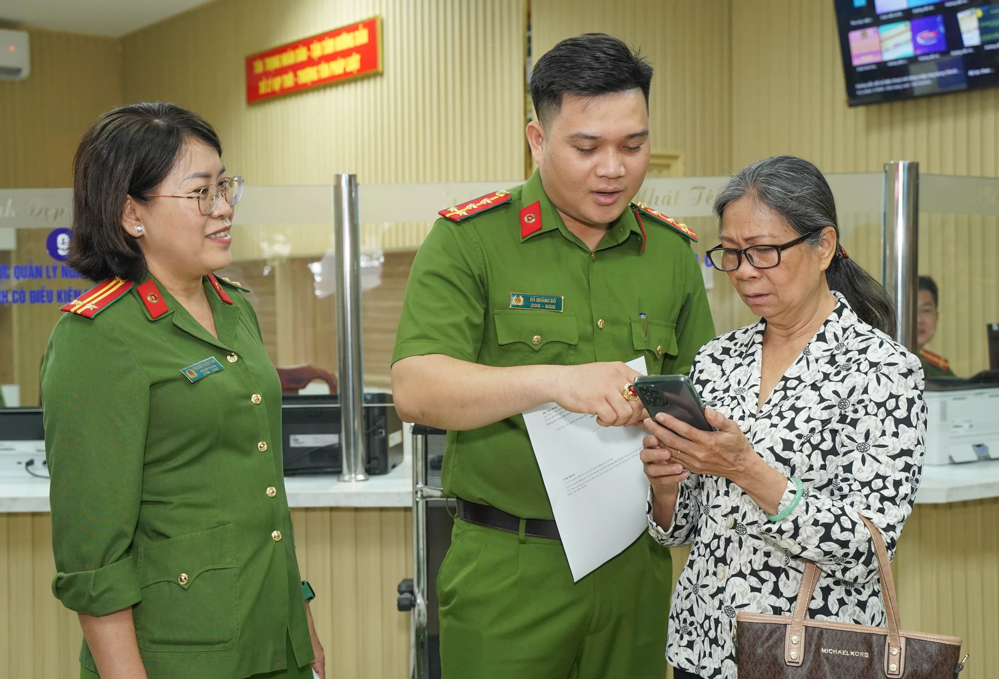 bo-phan-mot-cua-23.jpg Ngày đầu người dân TP.HCM đi làm thủ tục tại bộ phận một cửa công an phường