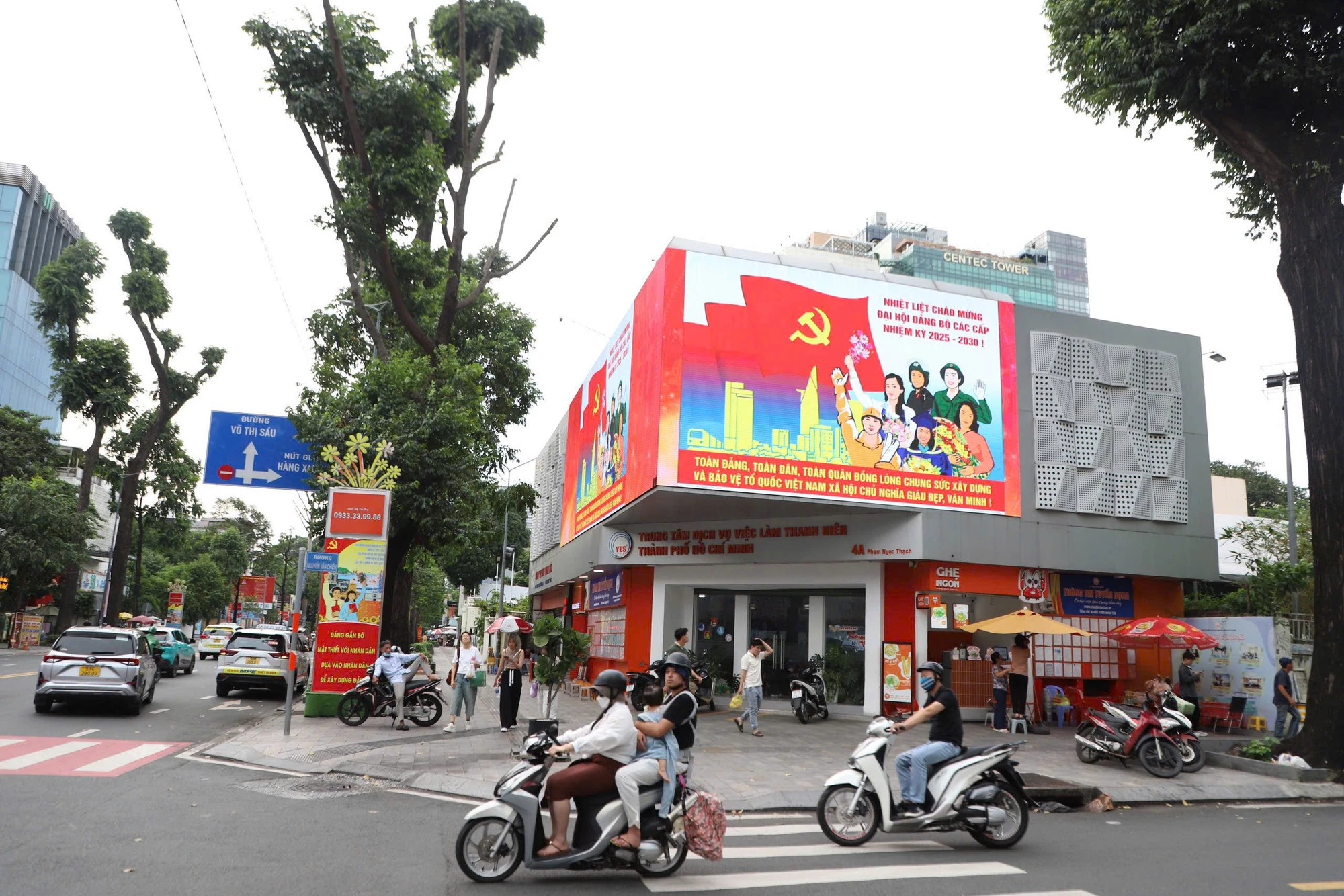 TP.HCM: Nhiều nơi rực rỡ cờ, hoa chào mừng Đại hội Đảng bộ TP.HCM lần thứ I