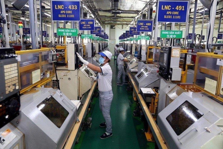 Công nhân sản xuất các chi tiết cơ khí tại Công ty TNHH Nidec Tosok Việt Nam trong Khu chế xuất Tân Thuận (TP.HCM). Ảnh: TTXVN