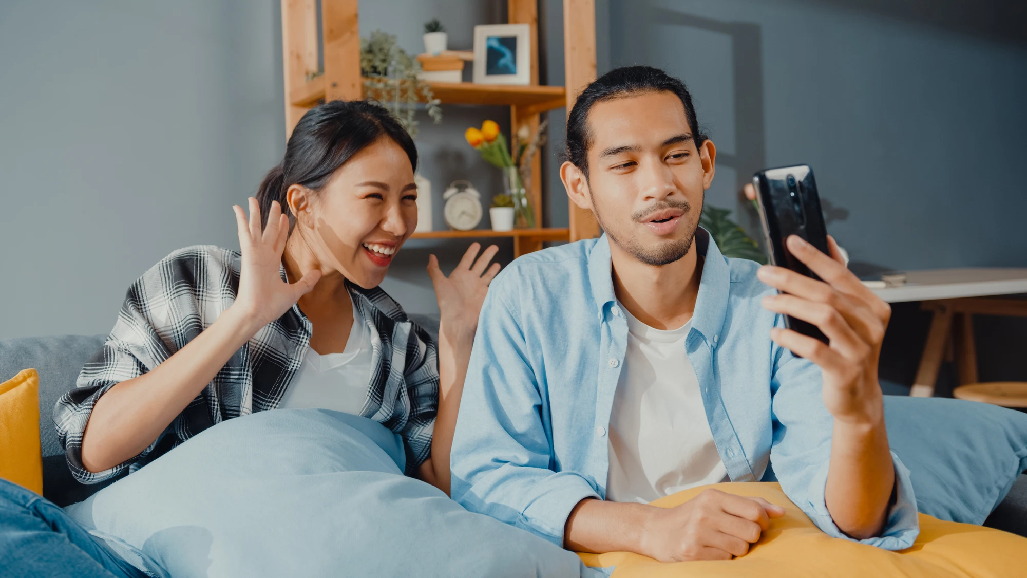 Nhiều gia đình nhờ chiếc smartphone có thể tổ chức tiệc online. Ảnh minh họa: FREEPIK 