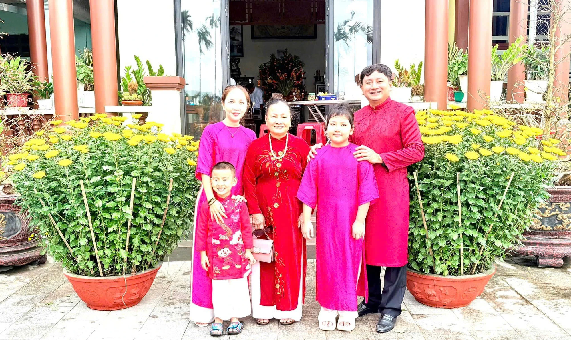chuyen-xe-cuoi-nam-cua-idol-bong-da-phong-trao-gia-cat-dan-mach (12).jpg