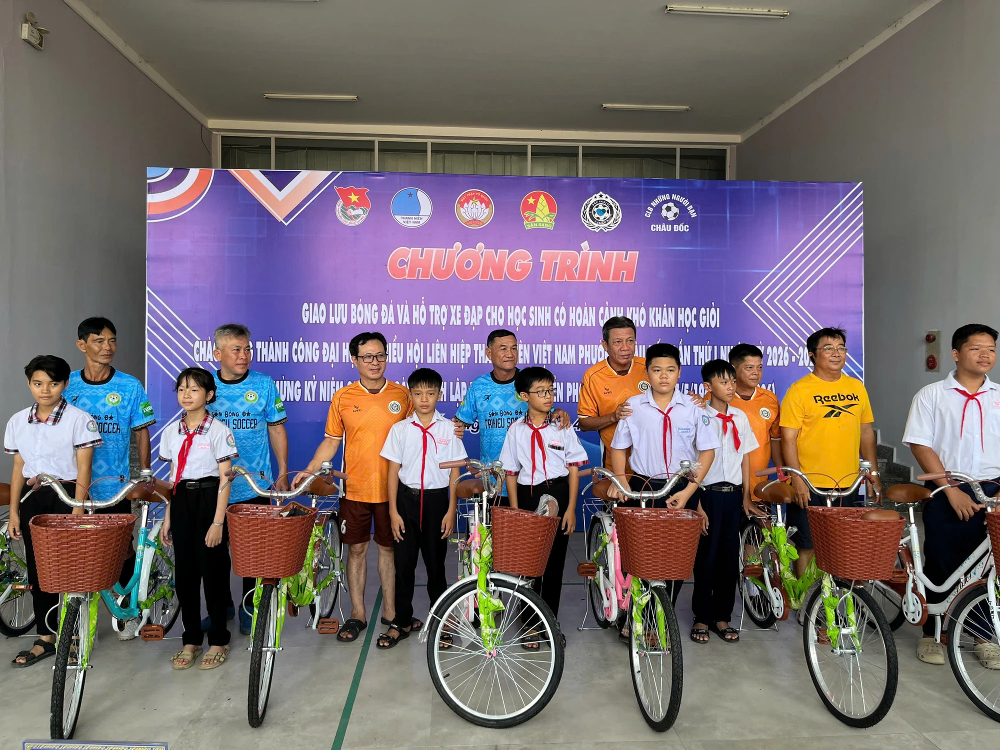 Hữu Nghị Sài Gòn FC trao yêu thương cho học sinh nghèo Châu Đốc