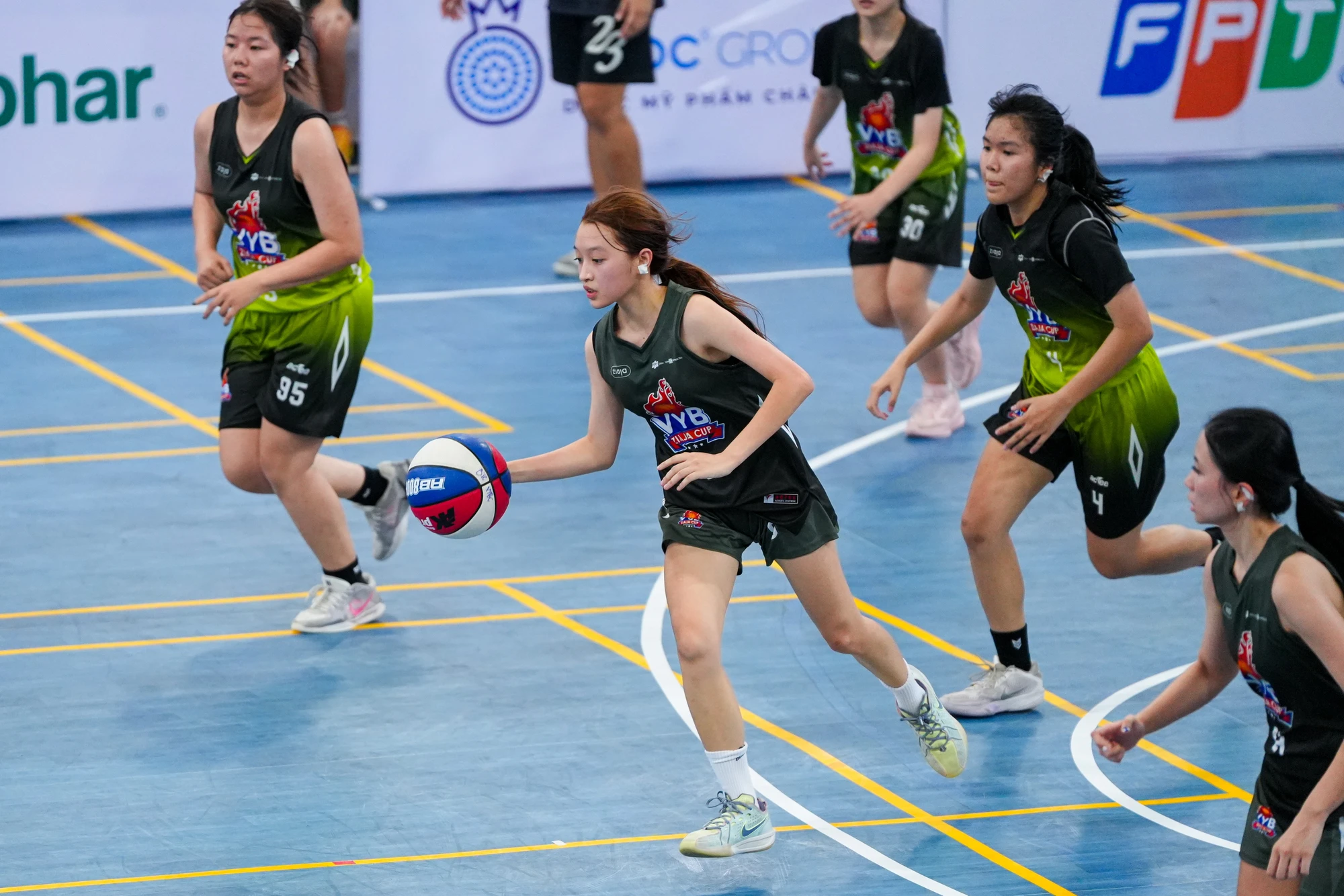 vinschool-central-park-len-ngoi-bong-ro-hoc-duong-tp-hcm-gianh-cu-dup-lich-su (3).jpg