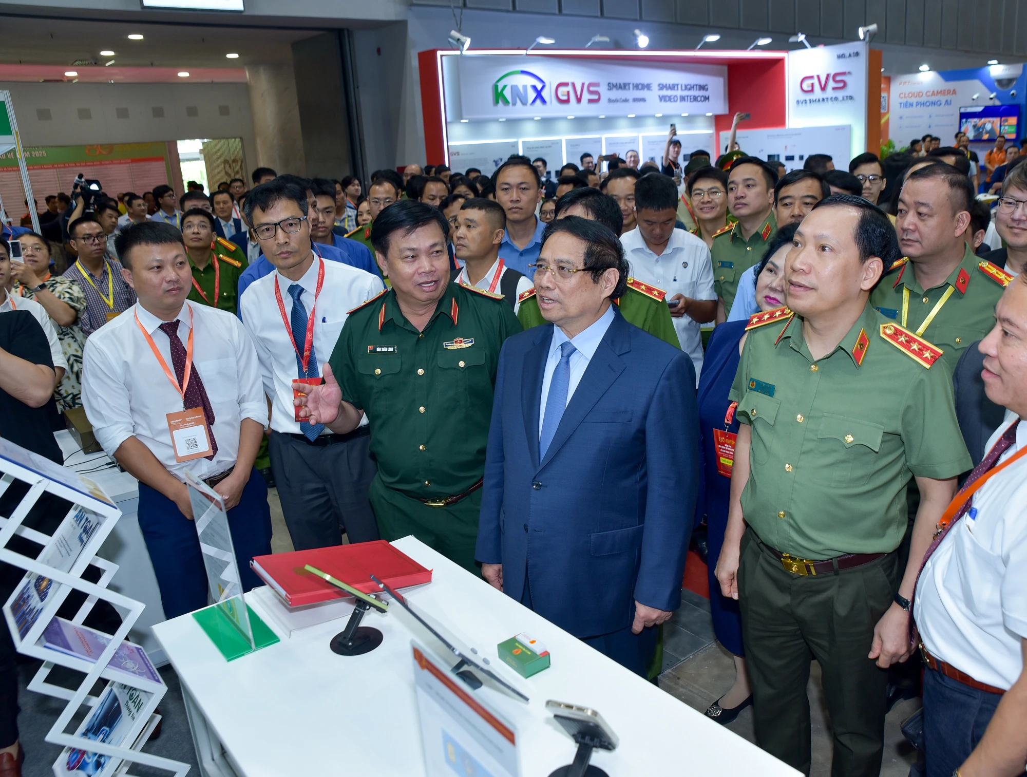 Thủ tướng Phạm Minh Chính tham quan triển lãm quốc tế về kỹ thuật và phương tiện PCCC