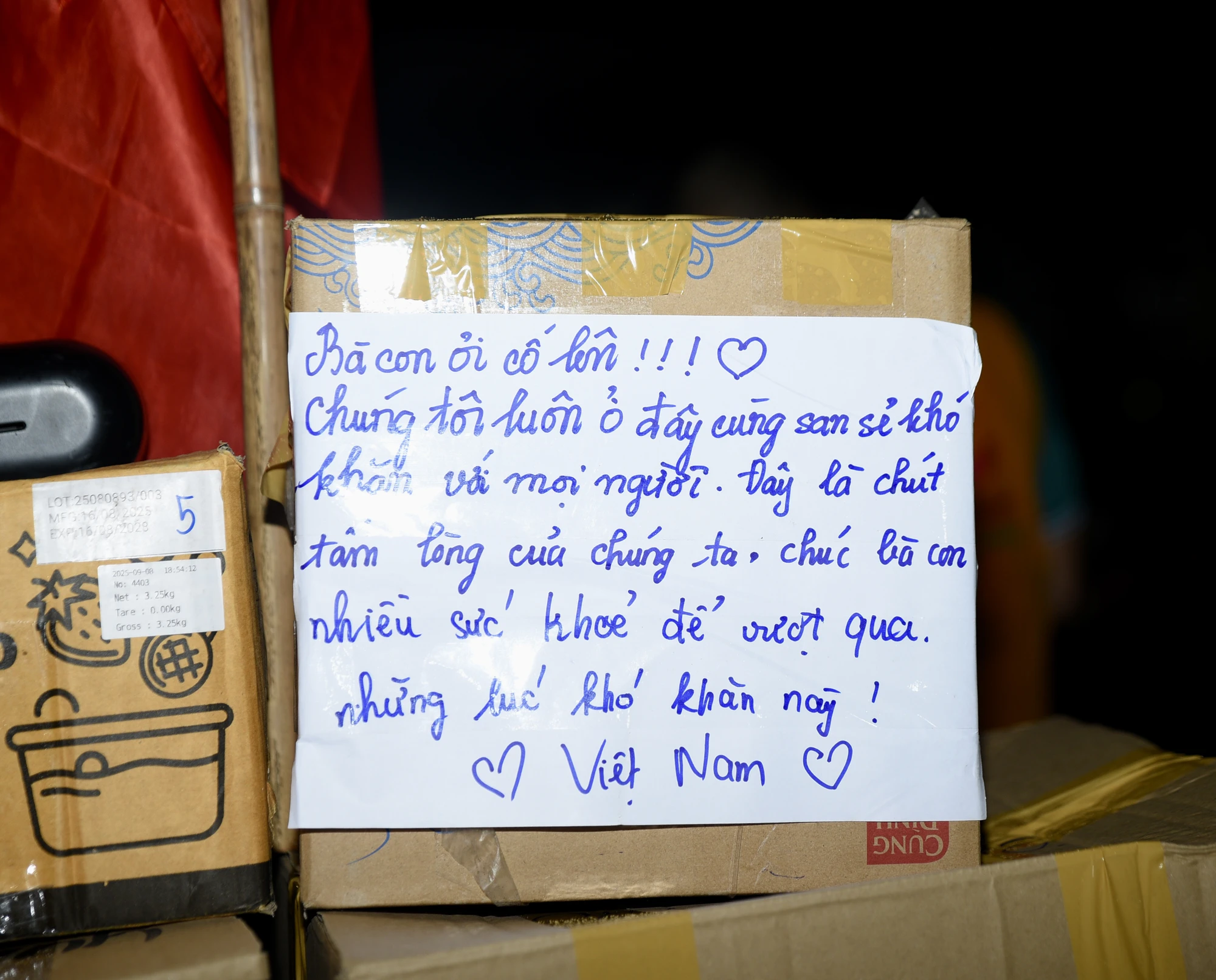 đồng-bào-vùng-lũ-chữ-viết.jpg