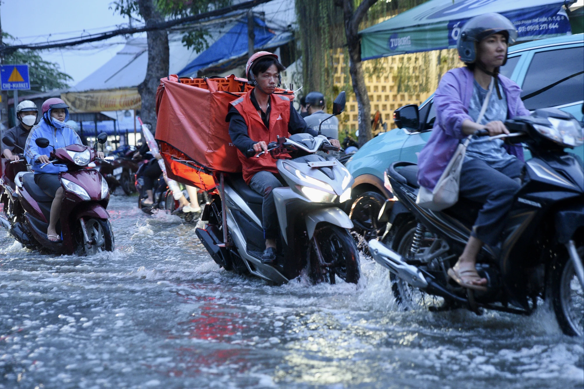 Triều cường dâng, người dân Tp.HCM, bì bõm lội về trong đêm
