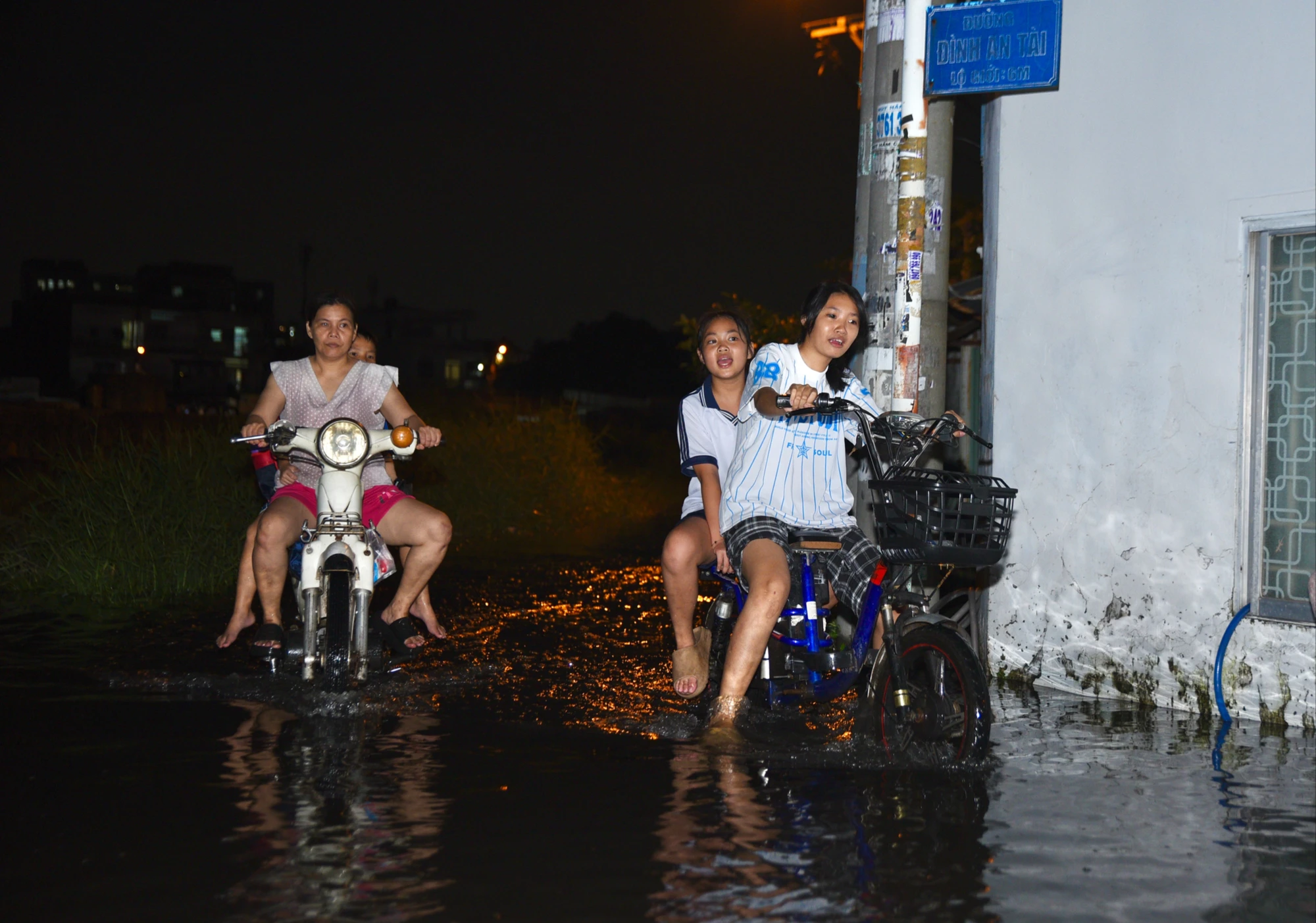 Triều cường dâng, người dân Tp.HCM, bì bõm lội về trong đêm