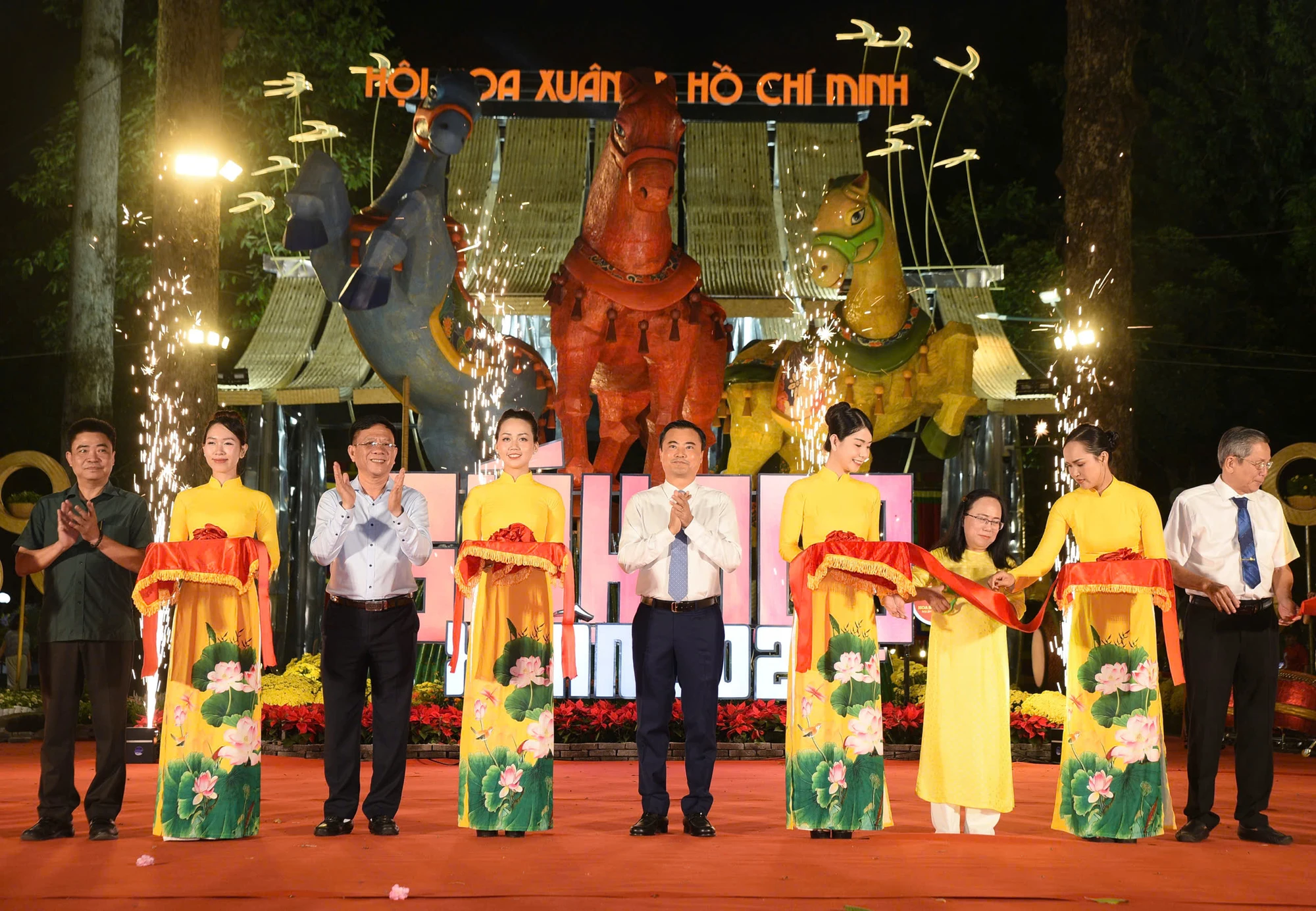 Hội hoa xuân khai mạc rực rỡ: Điểm hẹn Tết không thể bỏ qua giữa lòng thành phố