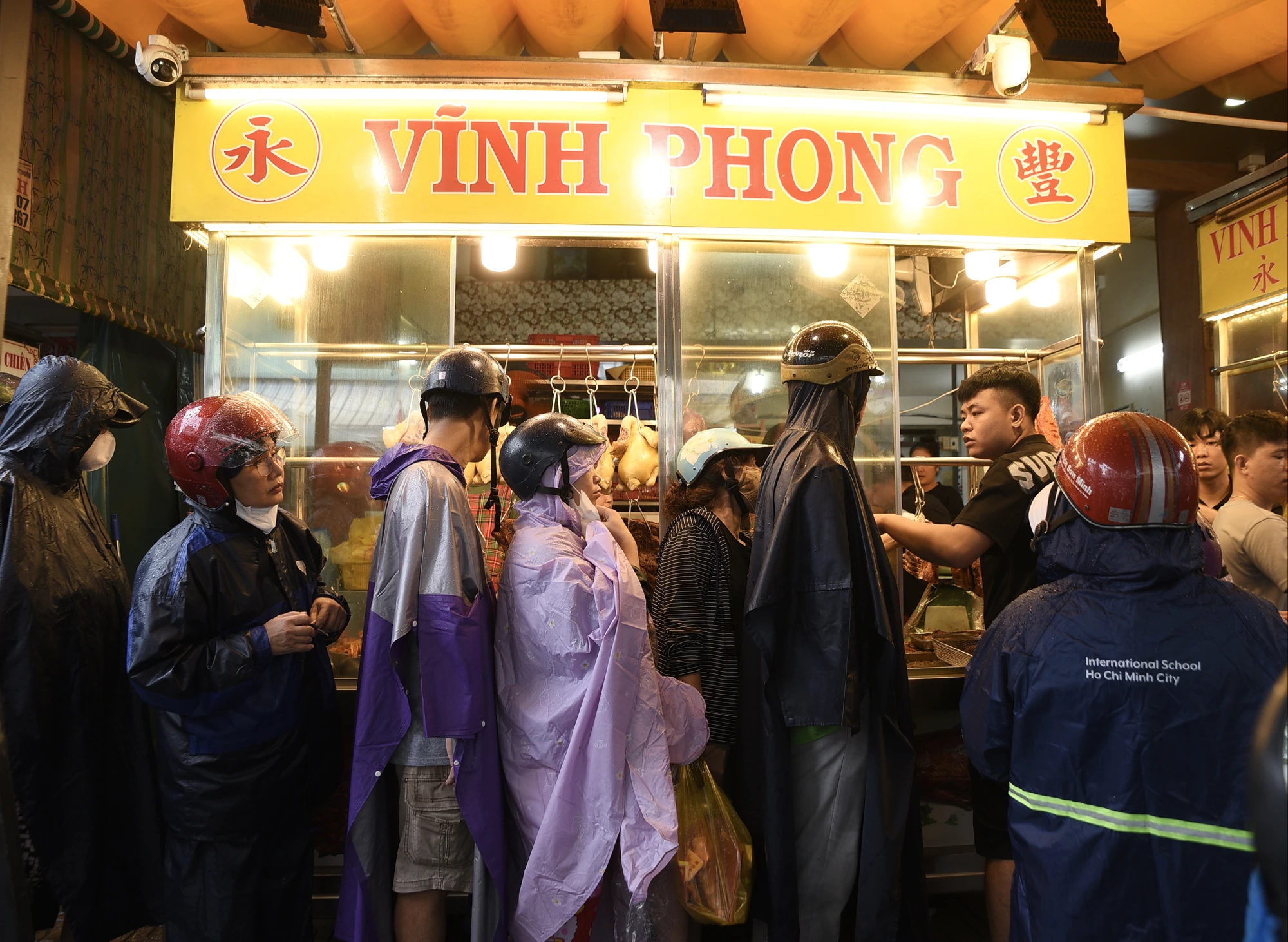 Thần tài, vịt quay-heo quay- vía Thần tài - PLO- TP.HCm - người dân-xếp hàng-mưa