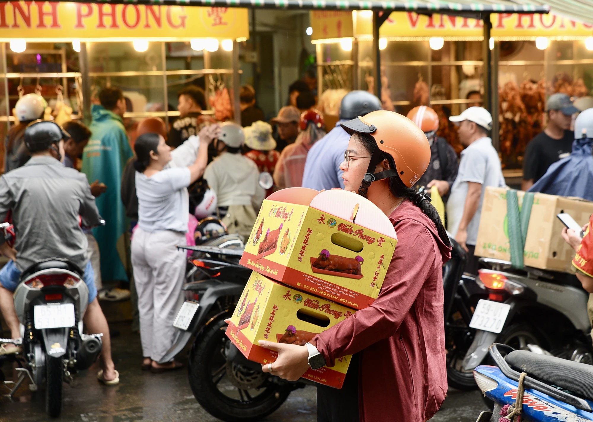 Thần tài, vịt quay-heo quay- vía Thần tài - PLO- TP.HCm - người dân-xếp hàng-mưa