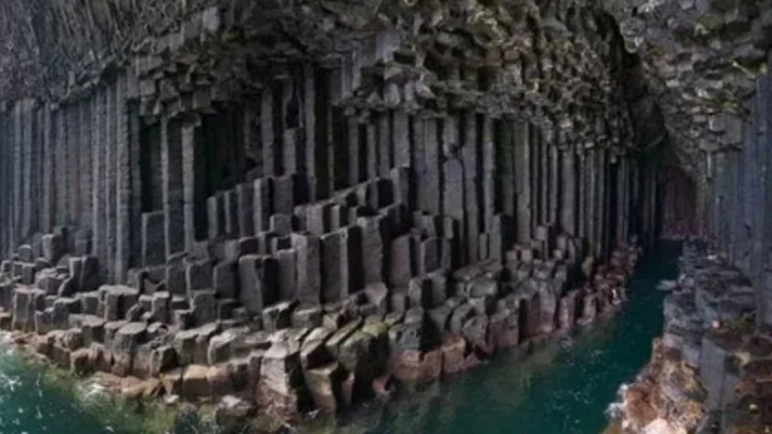 Hang động Fingal ở Scotland. Hang động Fingal ở Scotland.