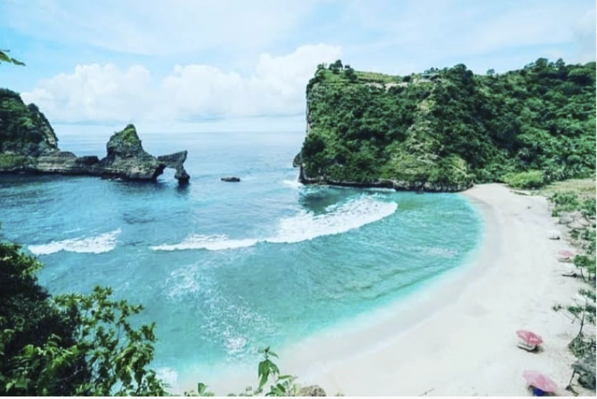Bãi biển Atuh, Nusa Penida. Ảnh: Thetravel.