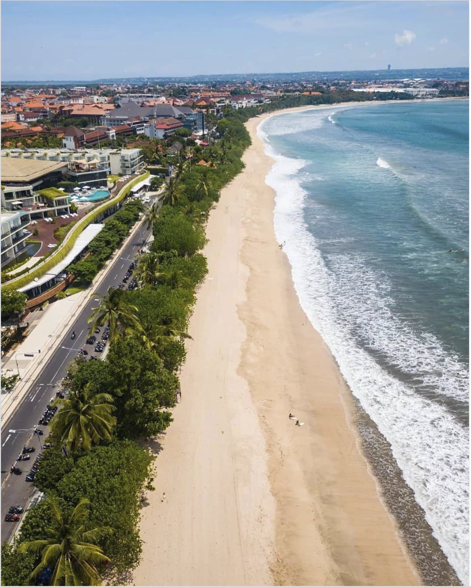 Bãi biển Kuta, Bali. Ảnh: Thetravel.
