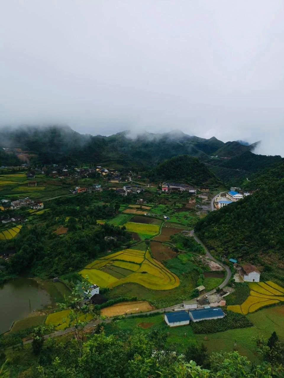 Nơi đây cách trung tâm của Hà Giang khoảng 80 km. Nơi đây cách trung tâm của Hà Giang khoảng 80 km.