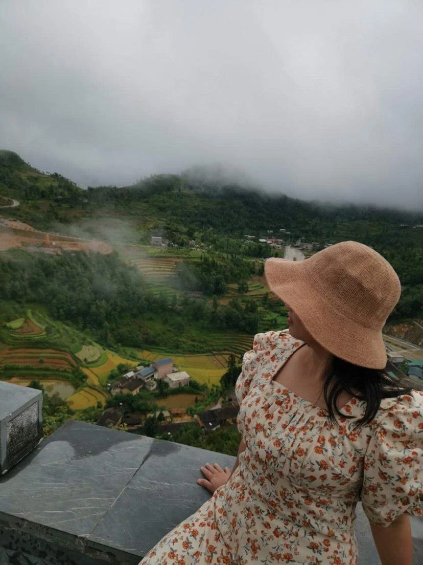 Khách du lịch tận dụng mọi lúc mọi nơi để "check-in". Khách du lịch tận dụng mọi lúc mọi nơi để "check-in".