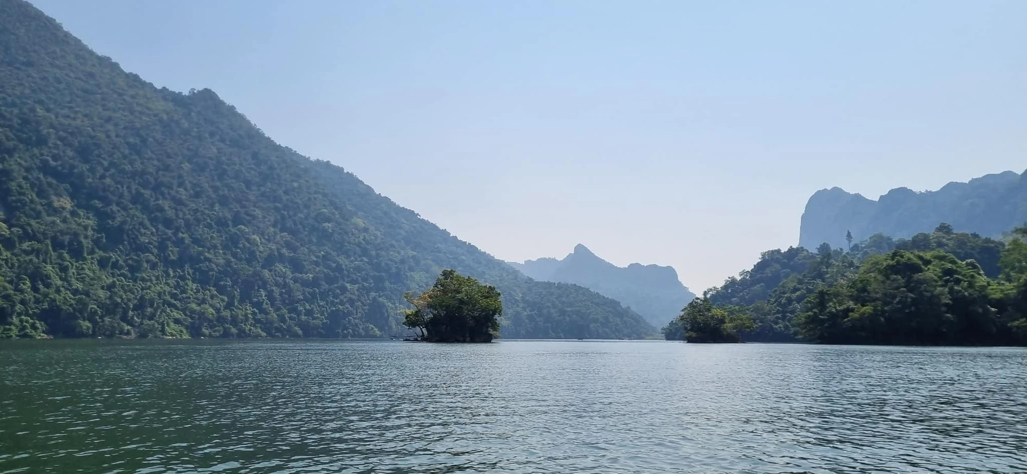 Mặt hồ rộng mênh mông như một tấm gương khổng lồ soi bóng cây, núi rừng nơi đây. Mặt hồ rộng mênh mông như một tấm gương khổng lồ soi bóng cây, núi rừng nơi đây.