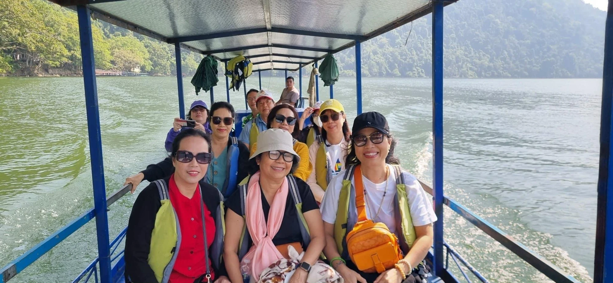 Du khách đi thuyền chiêm ngưỡng cảnh Hồ Ba Bể. Du khách đi thuyền chiêm ngưỡng cảnh Hồ Ba Bể.