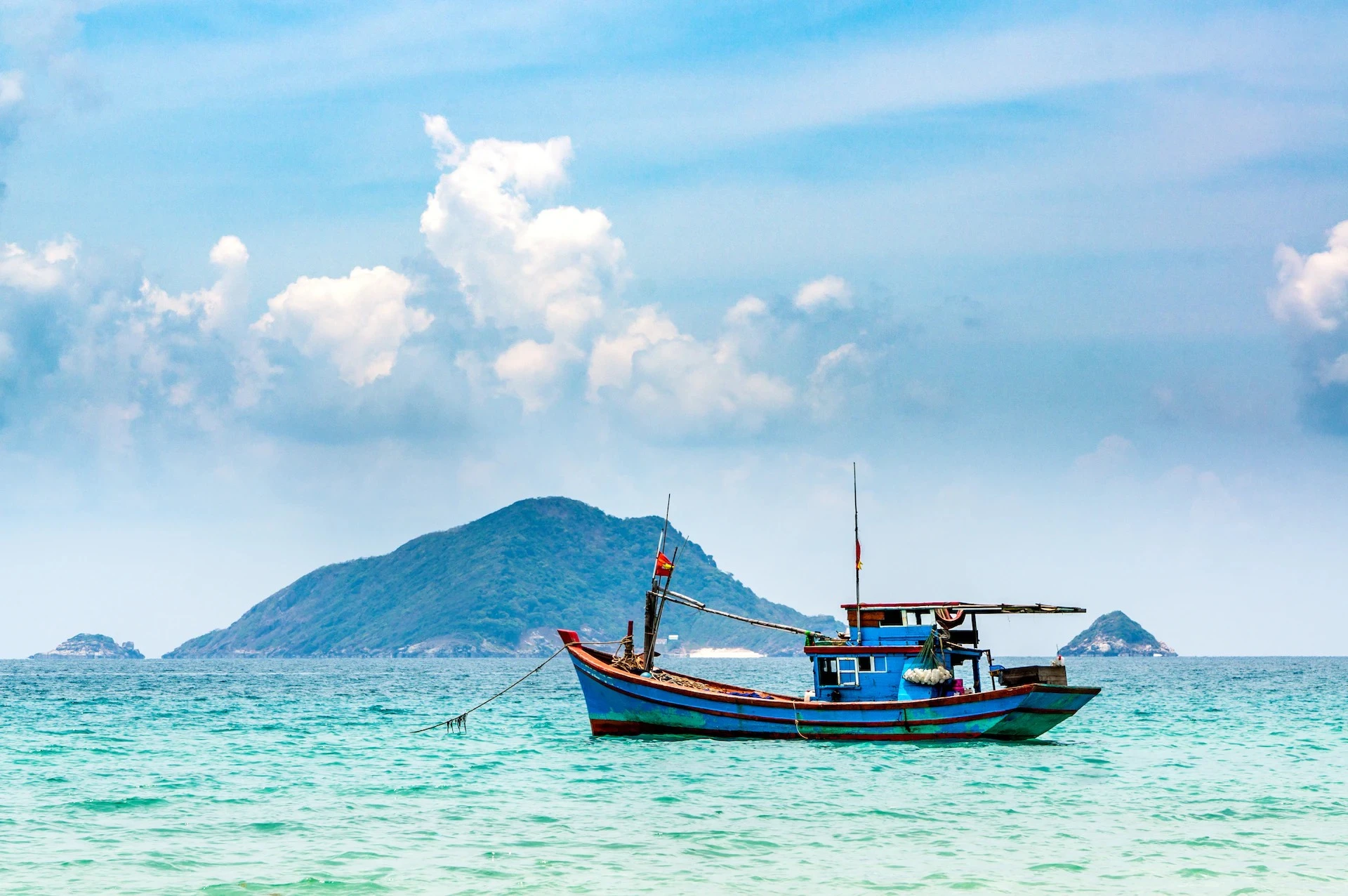 Đi xe máy quanh đảo Côn Sơn là ngắm cảnh biển. Ảnh: Lonely Planet. Đi xe máy quanh đảo Côn Sơn là ngắm cảnh biển. Ảnh: Lonely Planet.