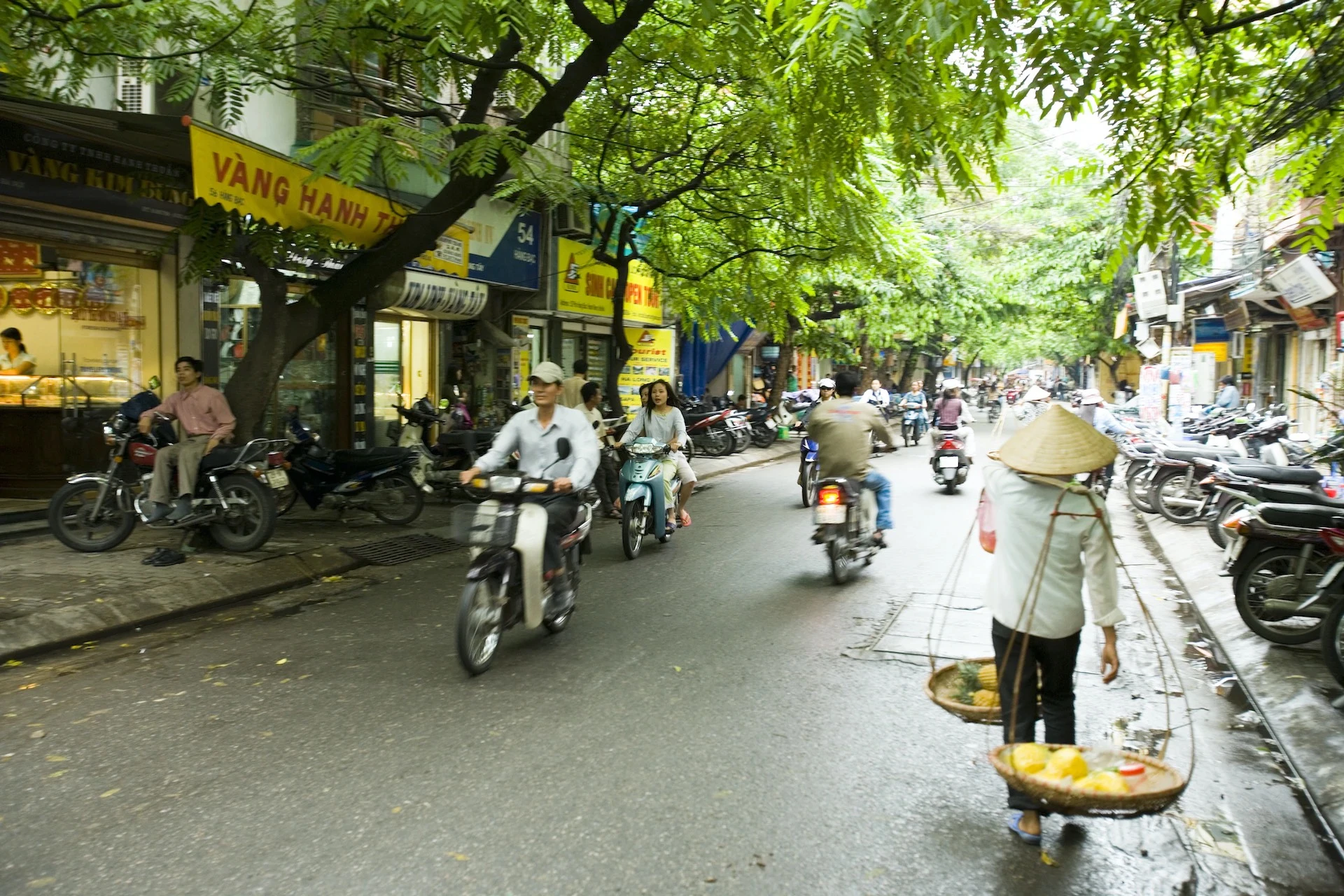 Dạo quanh Hà Nội bằng xe máy là một trải nghiệm độc đáo. Ảnh: Lonely Planet. Dạo quanh Hà Nội bằng xe máy là một trải nghiệm độc đáo. Ảnh: Lonely Planet.