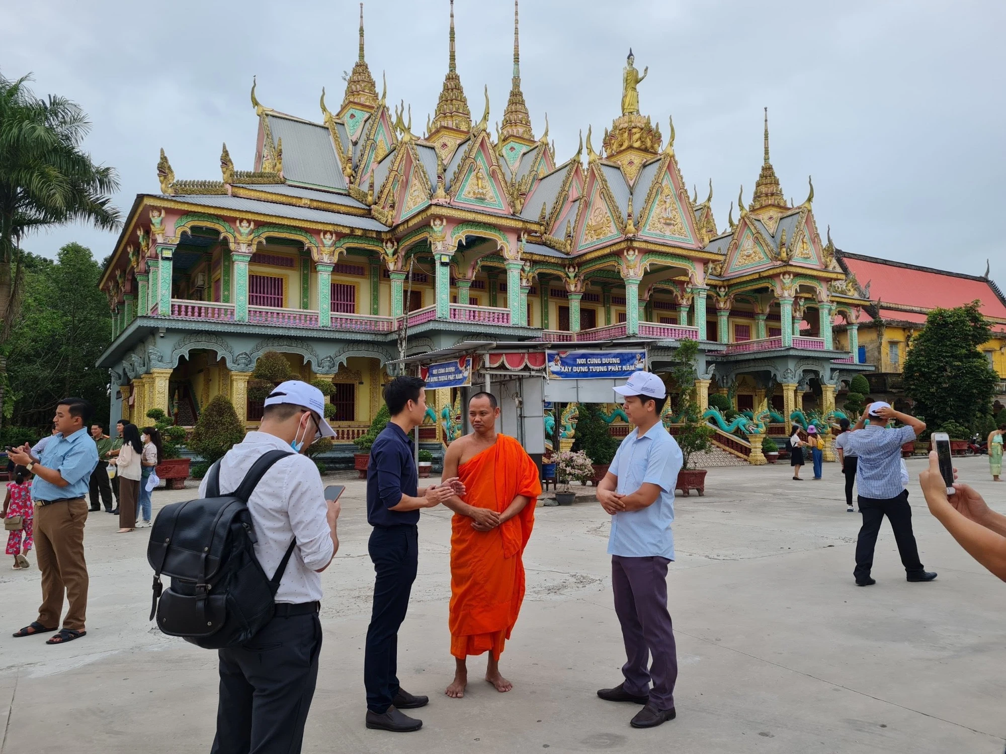 Du khách đang tìm hiểu về quá trình hình thành và phát triển của chùa Som Rong. Ảnh: PHƯƠNG LÊ.