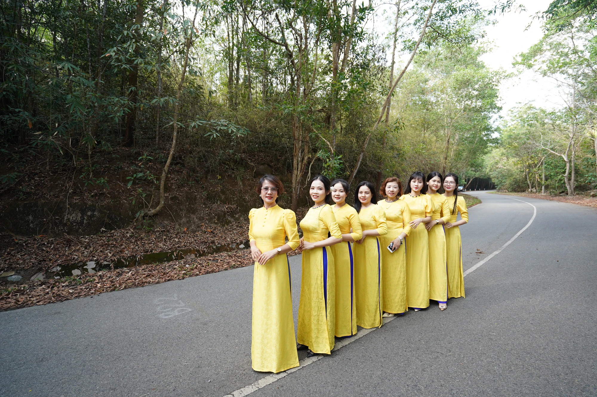 Cung đường lên núi Dinh quanh co, uốn lượn. Ảnh: NGUYỄN THỊ MINH. Cung đường lên núi Dinh quanh co, uốn lượn. Ảnh: NGUYỄN THỊ MINH.