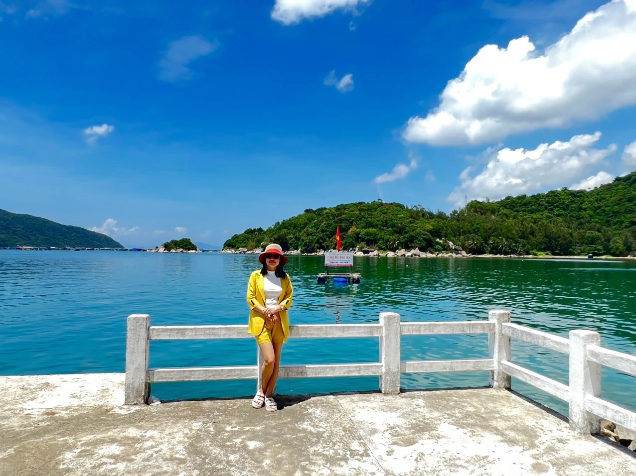 Nước biển Phú Yên trong xanh như ngọc bích. Ảnh: SONG ANH.