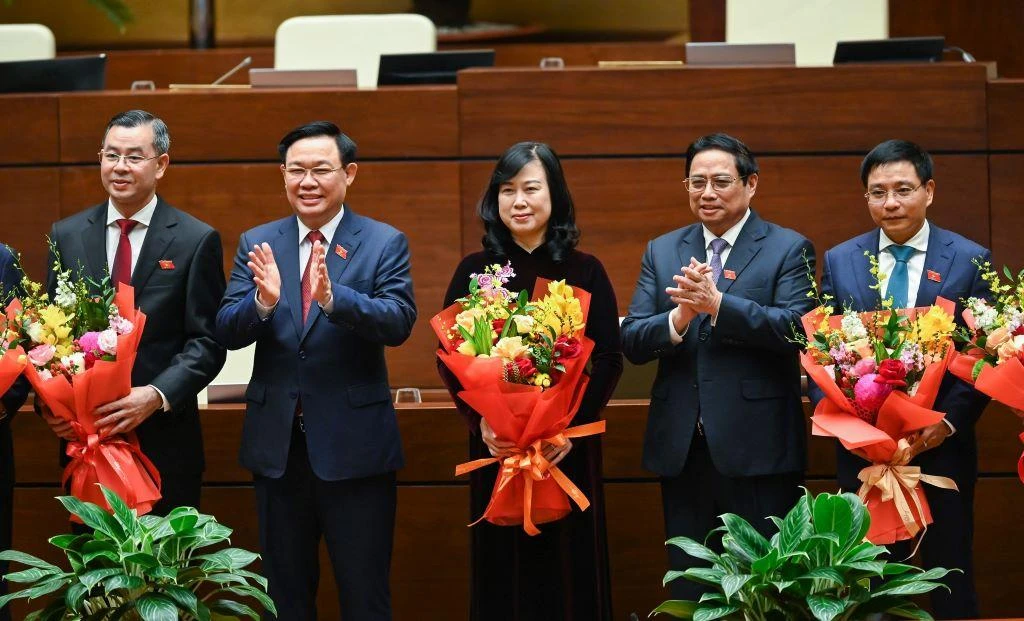 Lãnh đạo Quốc hội, Chính phủ tặng hoa chúc mừng Tân Bộ trưởng Y tế, GTVT và Tân Tổng Kiểm toán Nhà nước. Ảnh: NY Lãnh đạo Quốc hội, Chính phủ tặng hoa chúc mừng Tân Bộ trưởng Y tế, GTVT và Tân Tổng Kiểm toán Nhà nước. Ảnh: NY