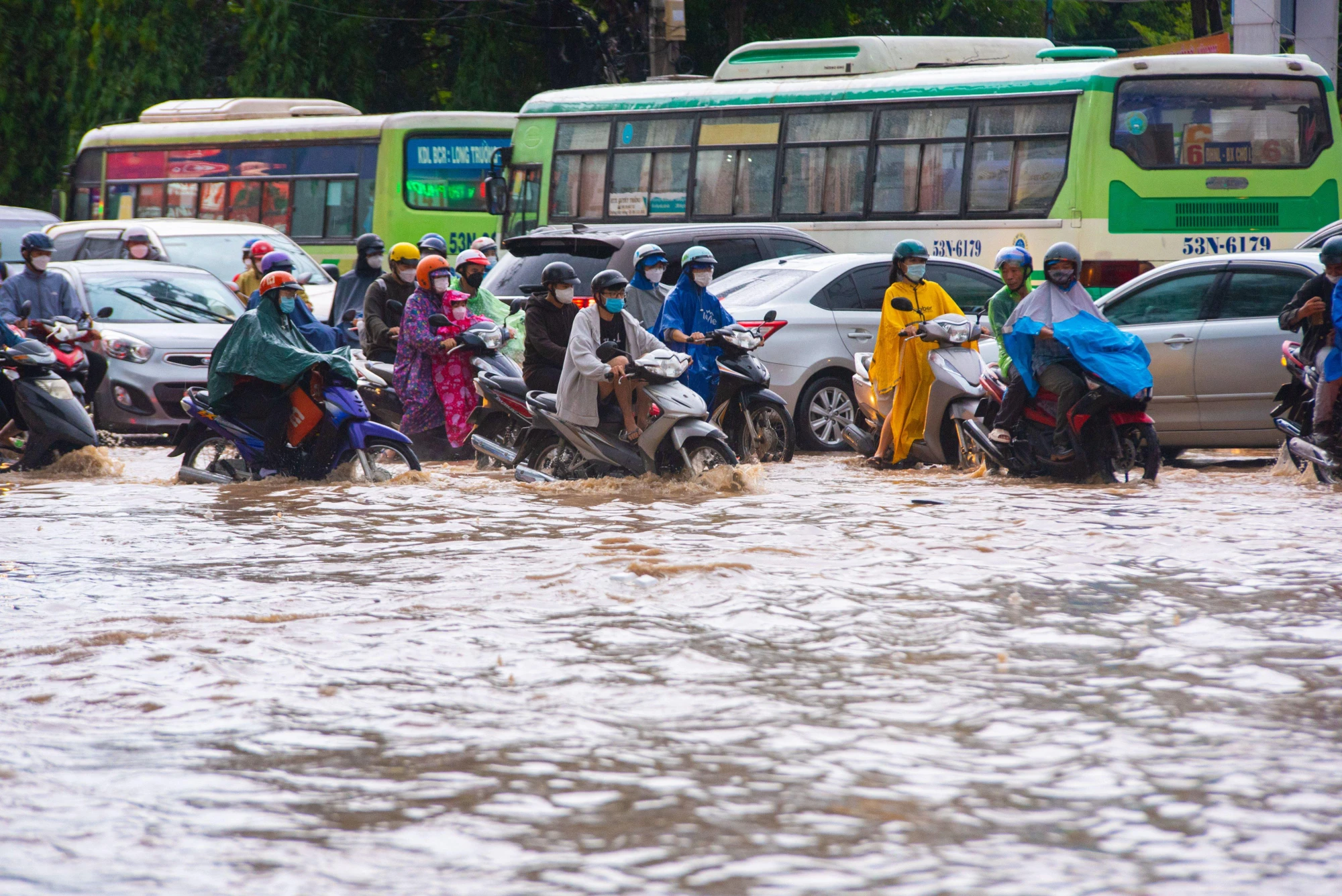 Cả khu vực ngập trong biển nước. Ảnh: HỮU HƯỚNG. Cả khu vực ngập trong biển nước. Ảnh: HỮU HƯỚNG.