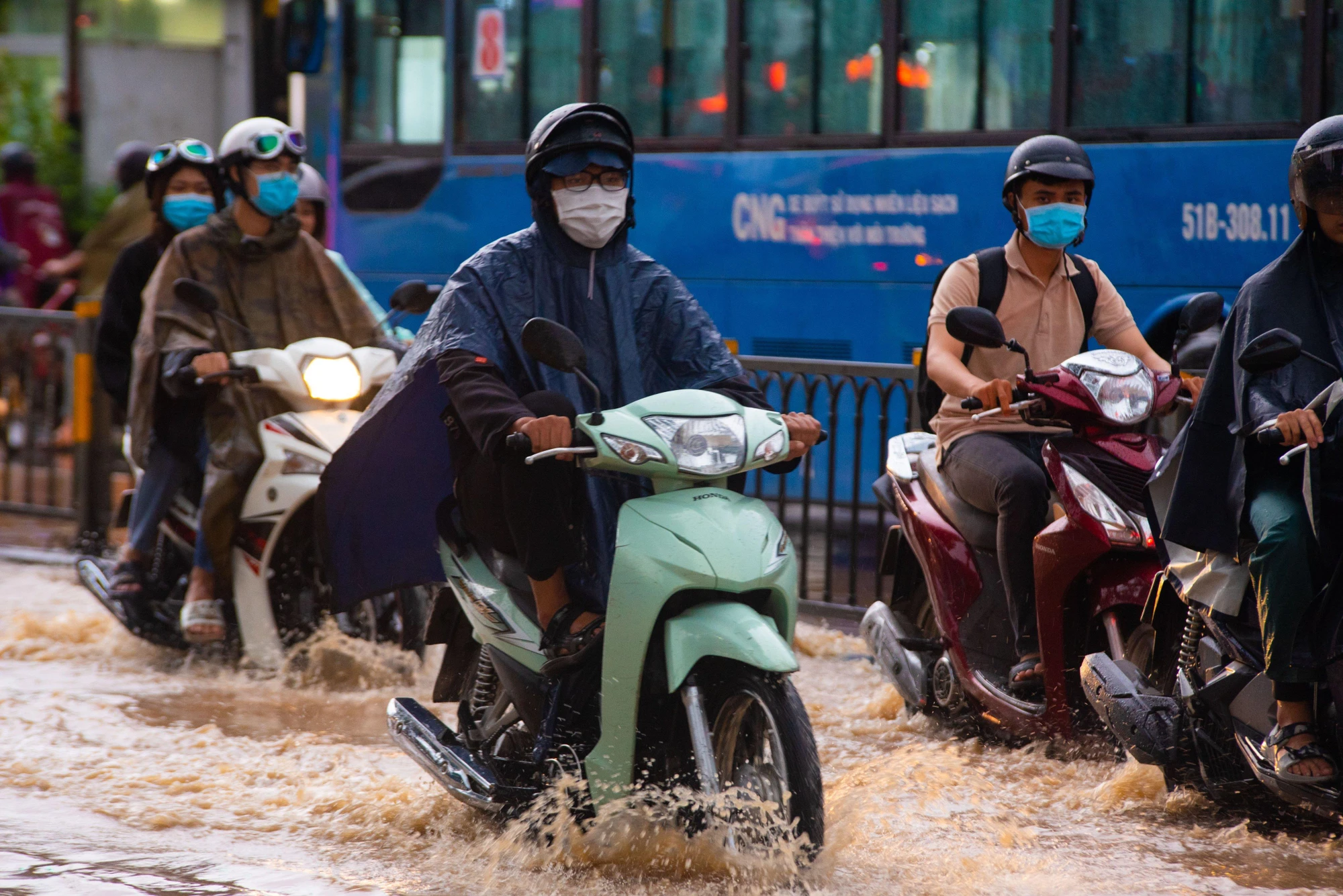 Mưa lớn, ngập sâu làm người dân đi lại khó khăn. Ảnh: HỮU HƯỚNG. Mưa lớn, ngập sâu làm người dân đi lại khó khăn. Ảnh: HỮU HƯỚNG.