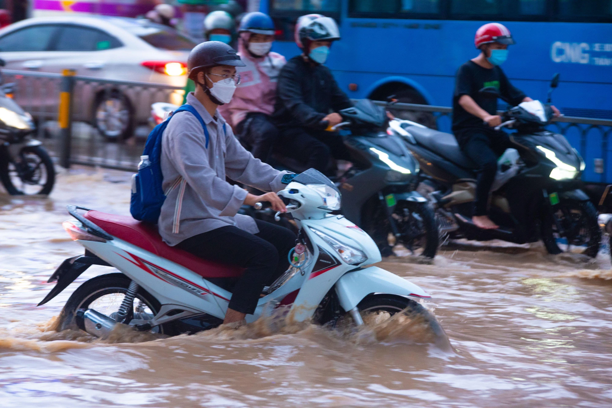 Cơn mưa vào giờ tan tầm làm nhiều tuyến đường bị kẹt. Ảnh: HỮU HƯỚNG. Cơn mưa vào giờ tan tầm làm nhiều tuyến đường bị kẹt. Ảnh: HỮU HƯỚNG.