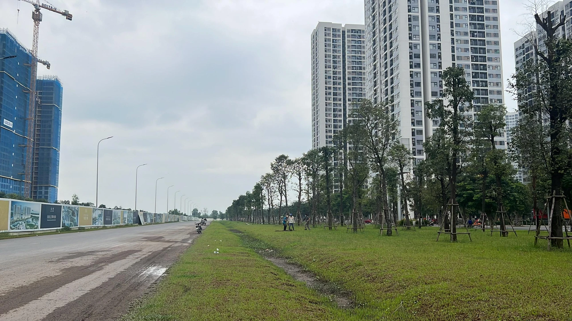 Tổ cắm cọc đang hoàn thiện những cọc cuối cùng ở khu Vinhomes Grand Park. Ảnh: ĐT. Tổ cắm cọc đang hoàn thiện những cọc cuối cùng ở khu Vinhomes Grand Park. Ảnh: ĐT.