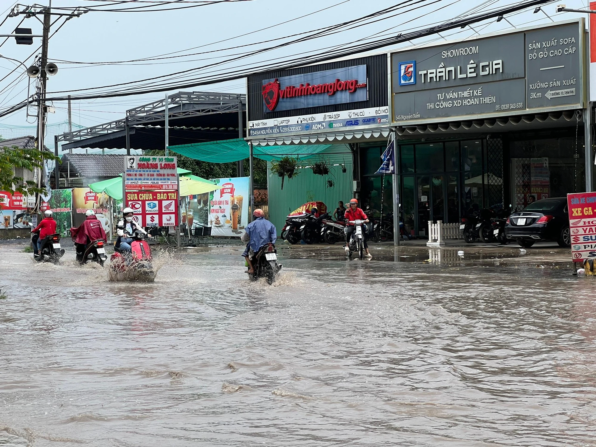 Các phương tiện phải chậm rãi, di chuyển qua khu vực ngập.