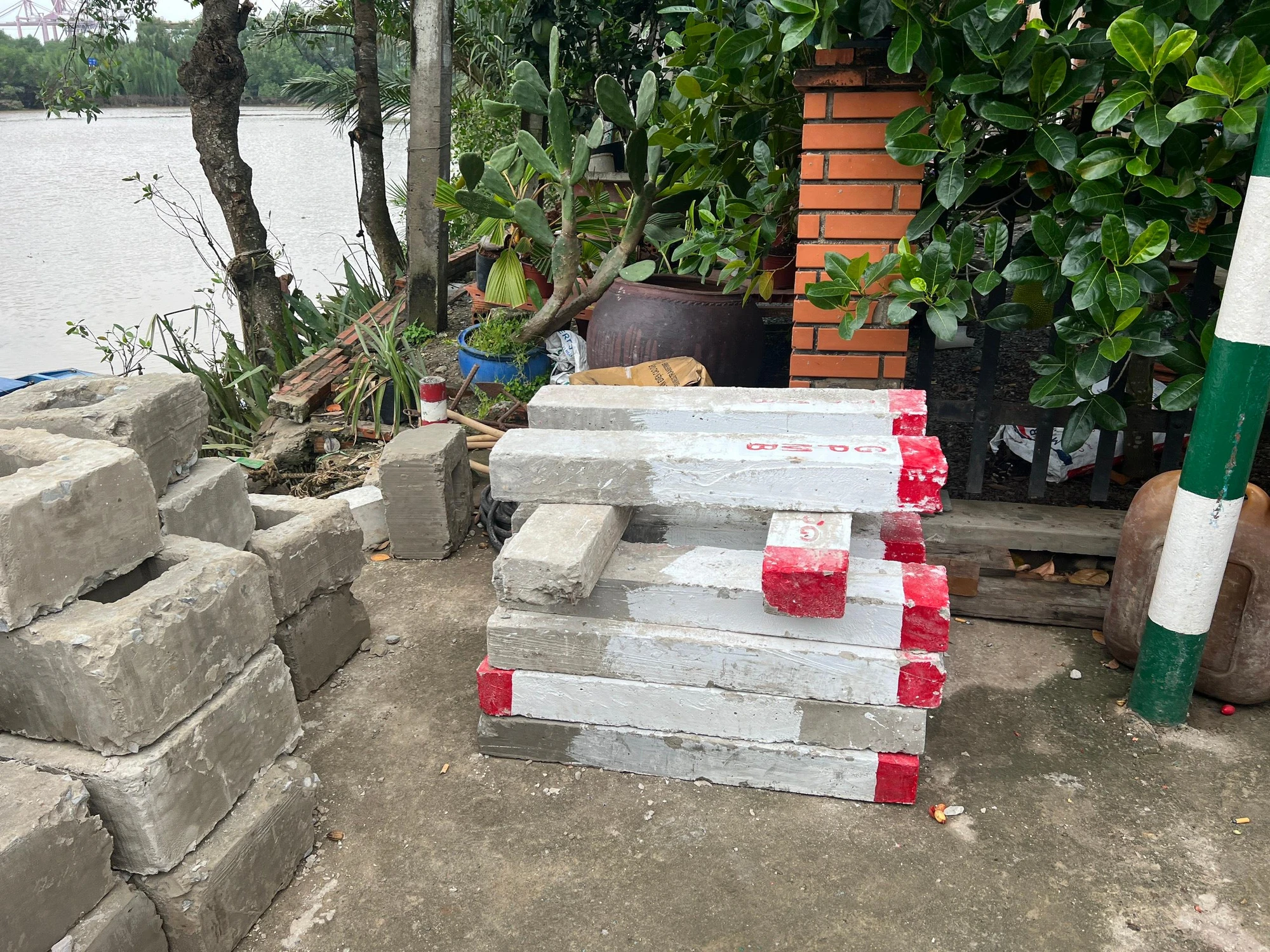 Các cọc bê tông được chuẩn bị sẵn. Ảnh: ĐT. Các cọc bê tông được chuẩn bị sẵn. Ảnh: ĐT.