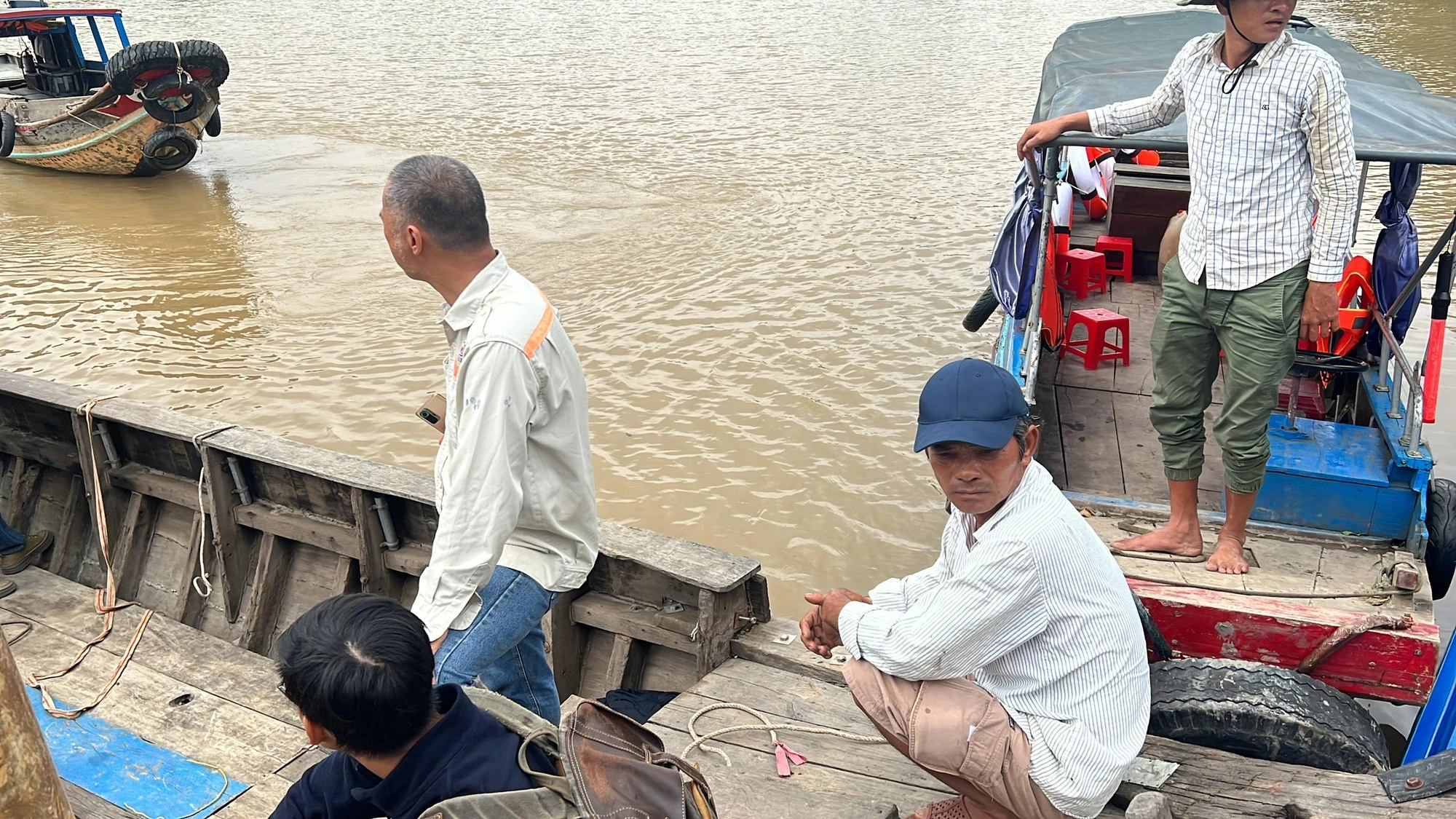 Tổ cắm cọc chia thành nhiều nhóm, trong đó có một nhóm vận chuyển cọc qua sông. Ảnh: ĐT. Tổ cắm cọc chia thành nhiều nhóm, trong đó có một nhóm vận chuyển cọc qua sông. Ảnh: ĐT.