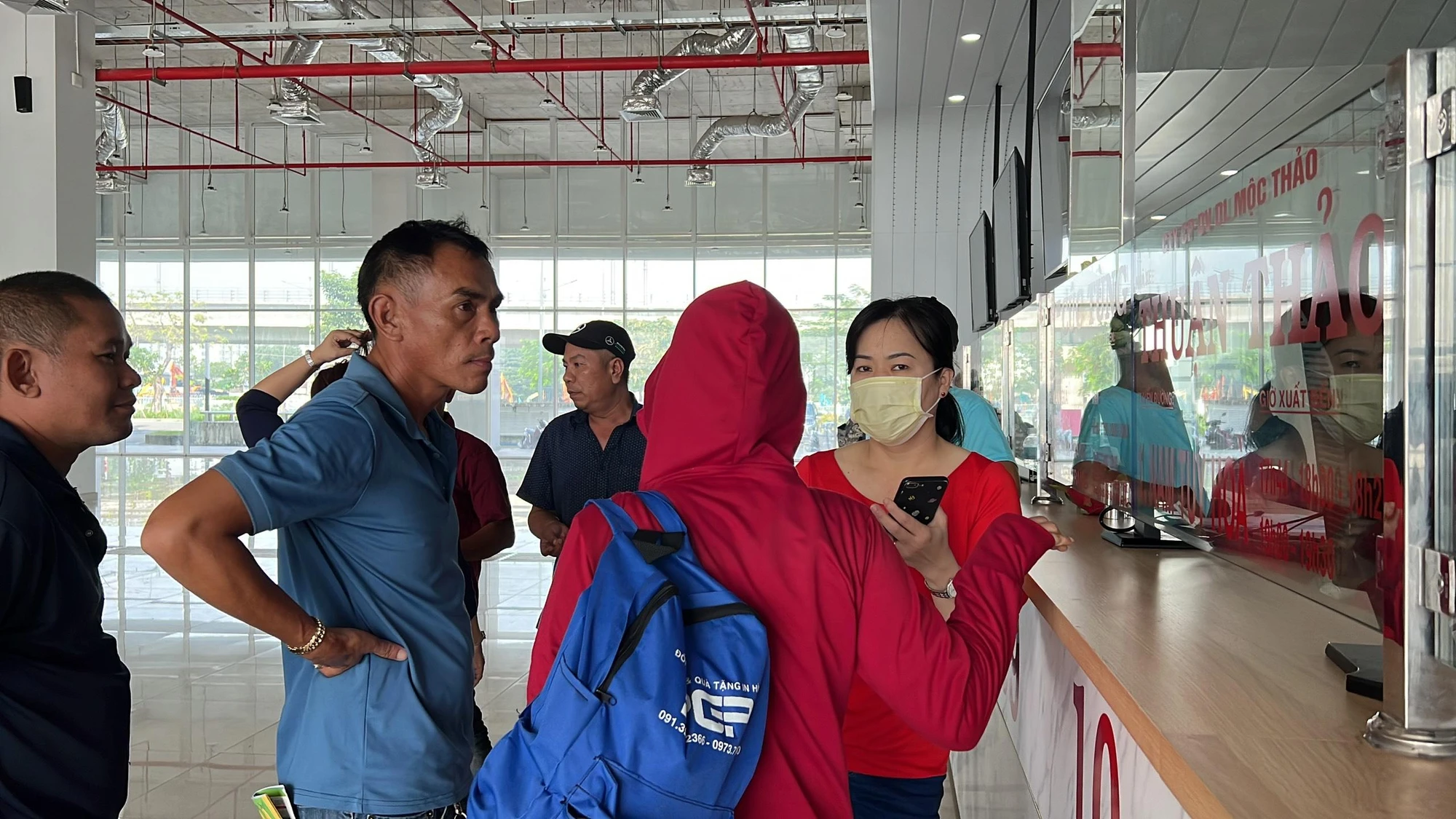 Hơn 400 hành khách xuất bến tại BXMĐ mới trong sáng 11-10. Ảnh: ĐT. Hơn 400 hành khách xuất bến tại BXMĐ mới trong sáng 11-10. Ảnh: ĐT.