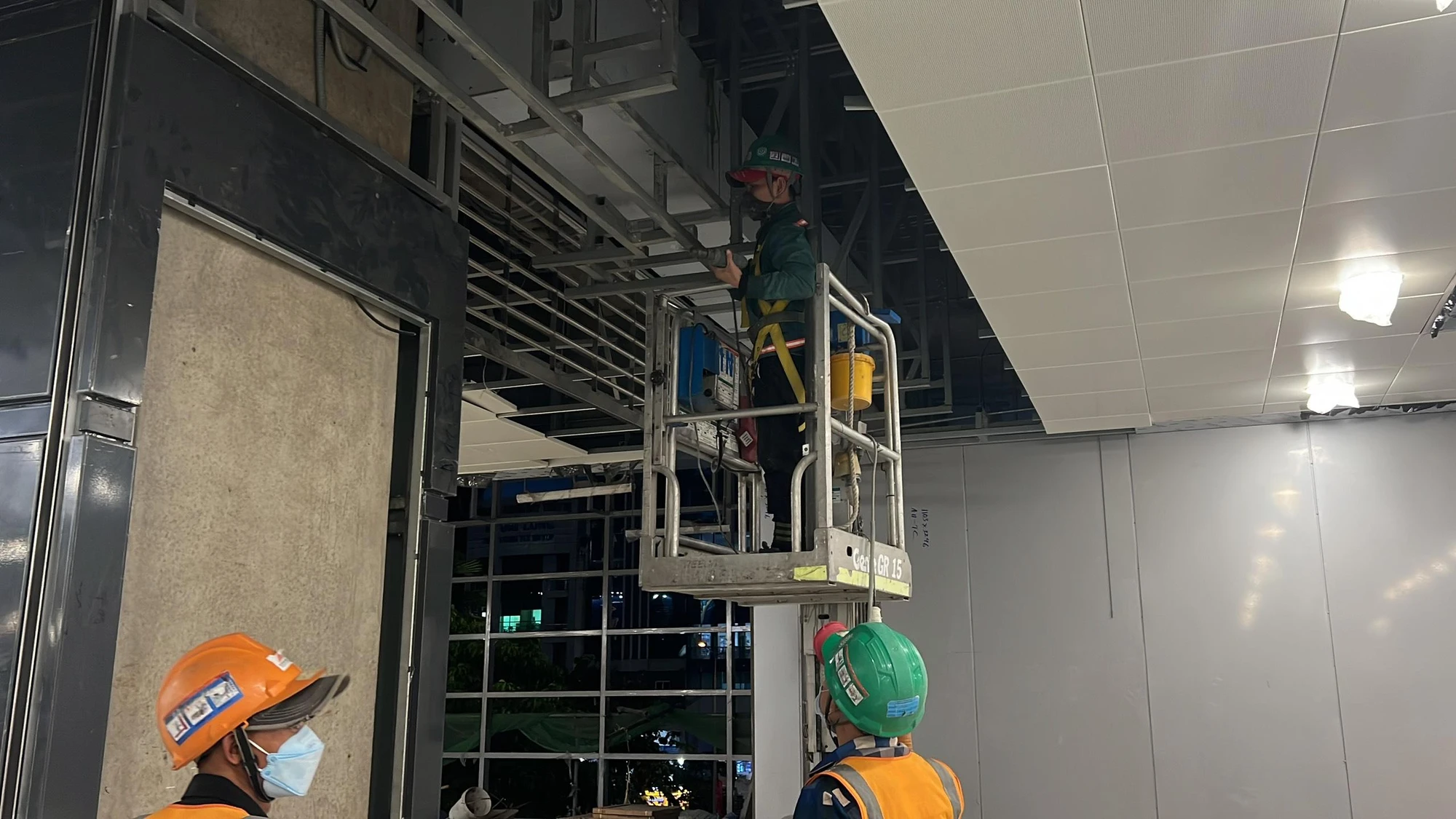 Công nhân đang lắp đặt hệ thống tấm trần. Ảnh: ĐT Công nhân đang lắp đặt hệ thống tấm trần. Ảnh: ĐT