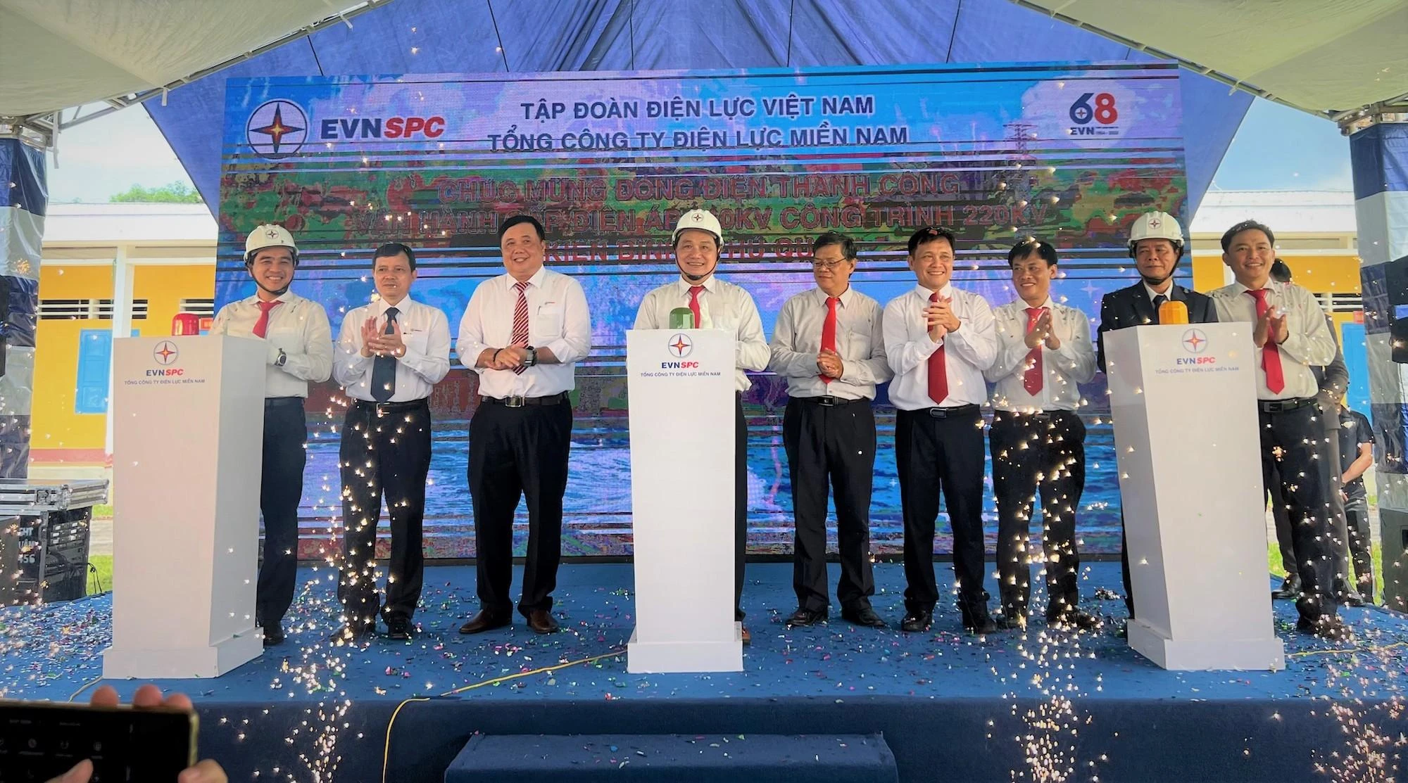 Chính thức đóng điện công trình đường dây 220kV vượt biển Kiên Bình- Phú Quốc. Ảnh: EVNSPC. Chính thức đóng điện công trình đường dây 220kV vượt biển Kiên Bình- Phú Quốc. Ảnh: EVNSPC.