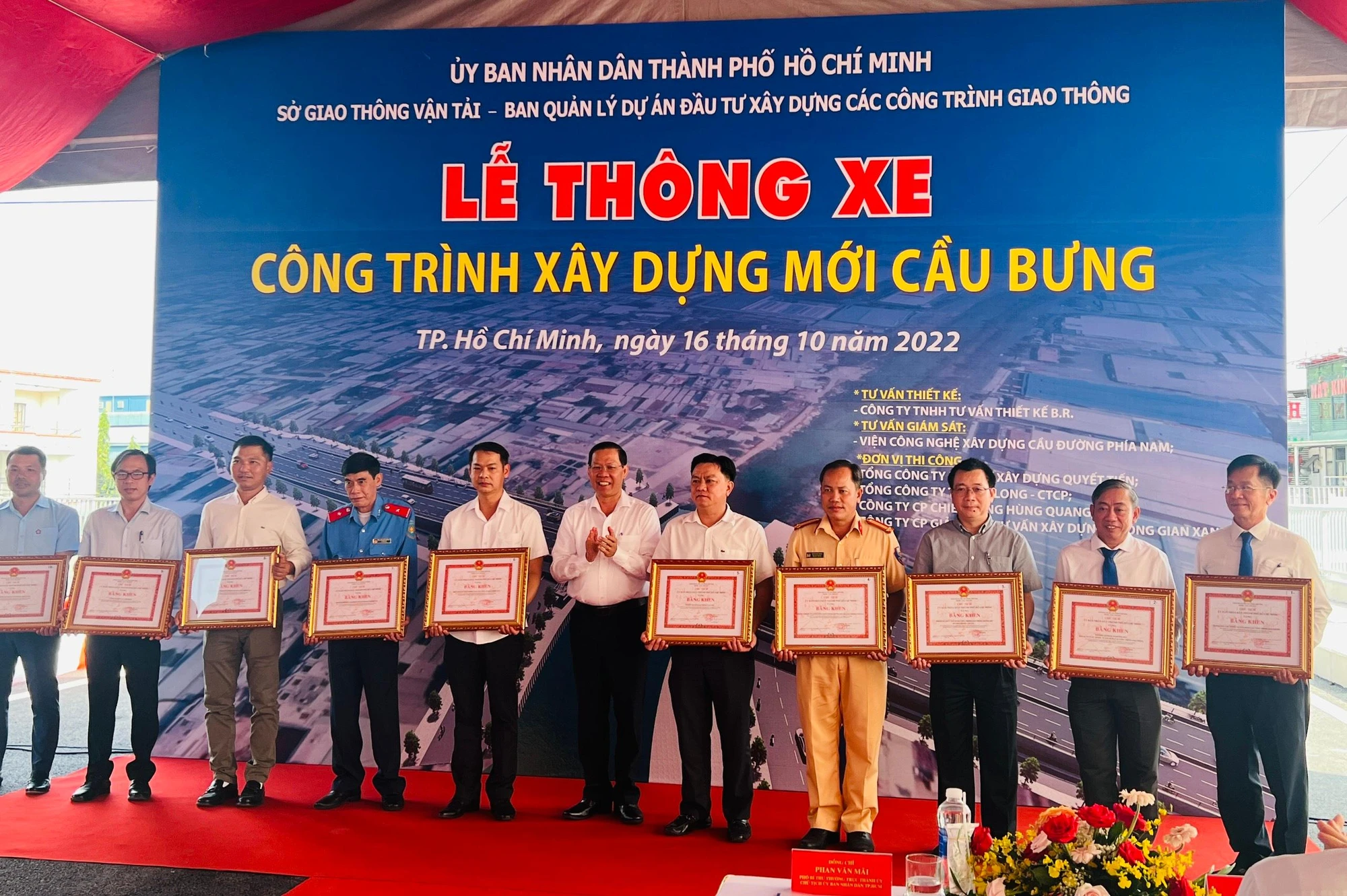 Chủ tịch UBND TP.HCM Phan Văn Mãi tặng bằng khen cho các tập thể, cá nhân có thành tích xuất sắc. Ảnh: ĐT. Chủ tịch UBND TP.HCM Phan Văn Mãi tặng bằng khen cho các tập thể, cá nhân có thành tích xuất sắc. Ảnh: ĐT.