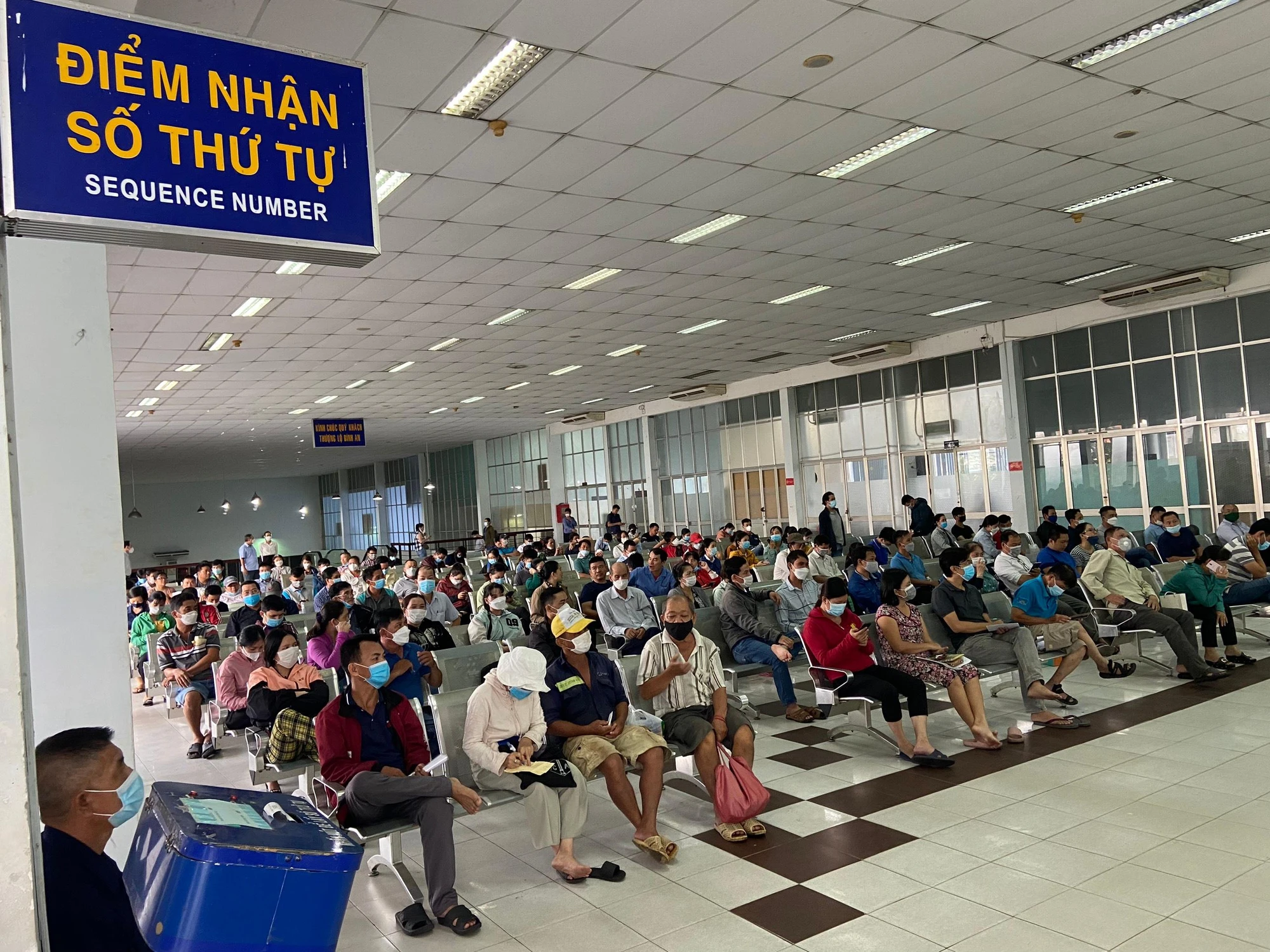 Trong khi sáng 25-10, người dân xếp hàng mua vé nhộn nhịp. Ảnh: ĐT. Trong khi sáng 25-10, người dân xếp hàng mua vé nhộn nhịp. Ảnh: ĐT.