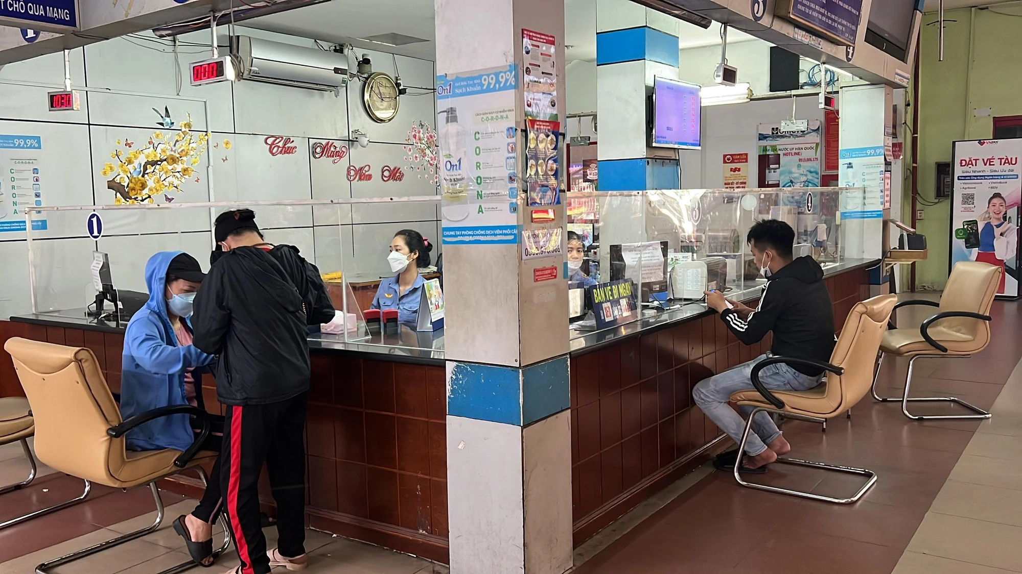 Cao điểm cũng chỉ có 3-4 khách làm thủ tục mua vé. Ảnh: ĐT. Cao điểm cũng chỉ có 3-4 khách làm thủ tục mua vé. Ảnh: ĐT.