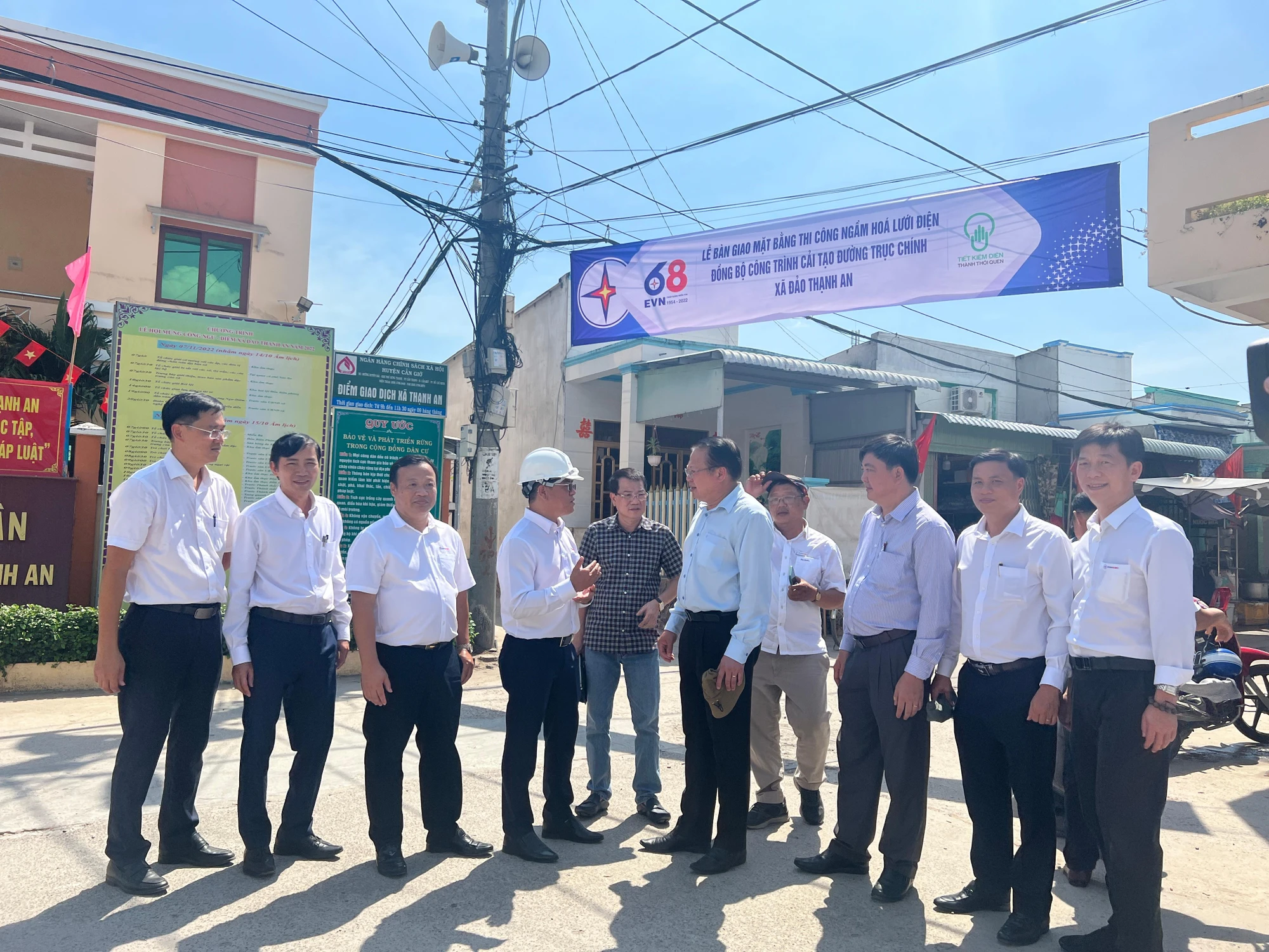 Ông Bùi Hải Thành - Phó Tổng Giám đốc Tổng công ty Điện lực TP.HCM và ông Trương Tiến Triển - Phó Chủ tịch UBND huyện Cần Giờ dẫn đoàn khảo sát tuyến đường chuẩn bị ngầm hoá lưới điện. Ảnh: ĐÀO TRANG. Ông Bùi Hải Thành - Phó Tổng Giám đốc Tổng công ty Điện lực TP.HCM và ông Trương Tiến Triển - Phó Chủ tịch UBND huyện Cần Giờ dẫn đoàn khảo sát tuyến đường chuẩn bị ngầm hoá lưới điện. Ảnh: ĐÀO TRANG.