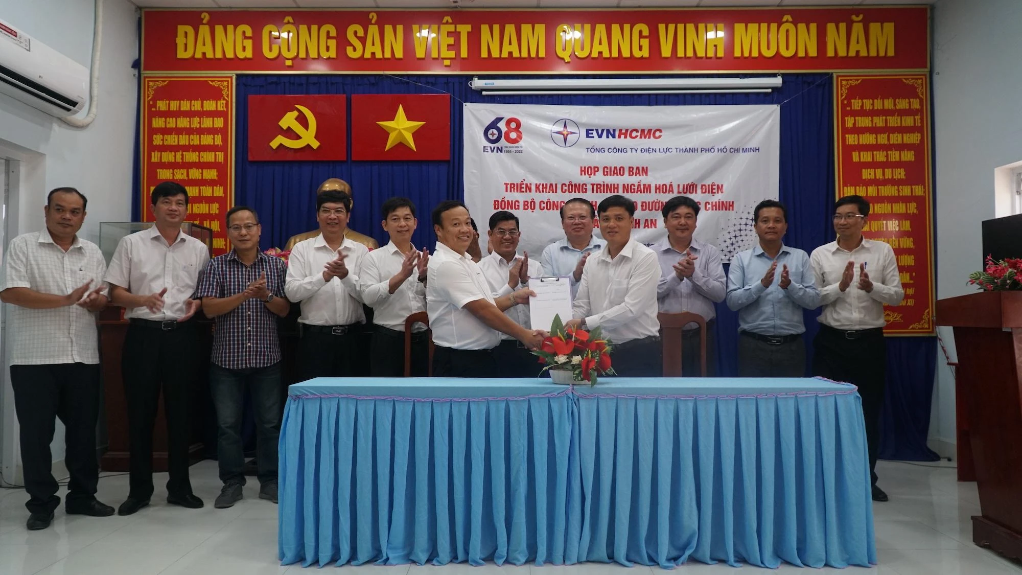 Ngành điện và huyện Cần Giờ bàn giao mặt bằng để triển khai ngầm hoá lưới điện trên xã đảo Thạnh An, Cần Giờ. Ảnh: NGUYỄN TIẾN. Ngành điện và huyện Cần Giờ bàn giao mặt bằng để triển khai ngầm hoá lưới điện trên xã đảo Thạnh An, Cần Giờ. Ảnh: NGUYỄN TIẾN.