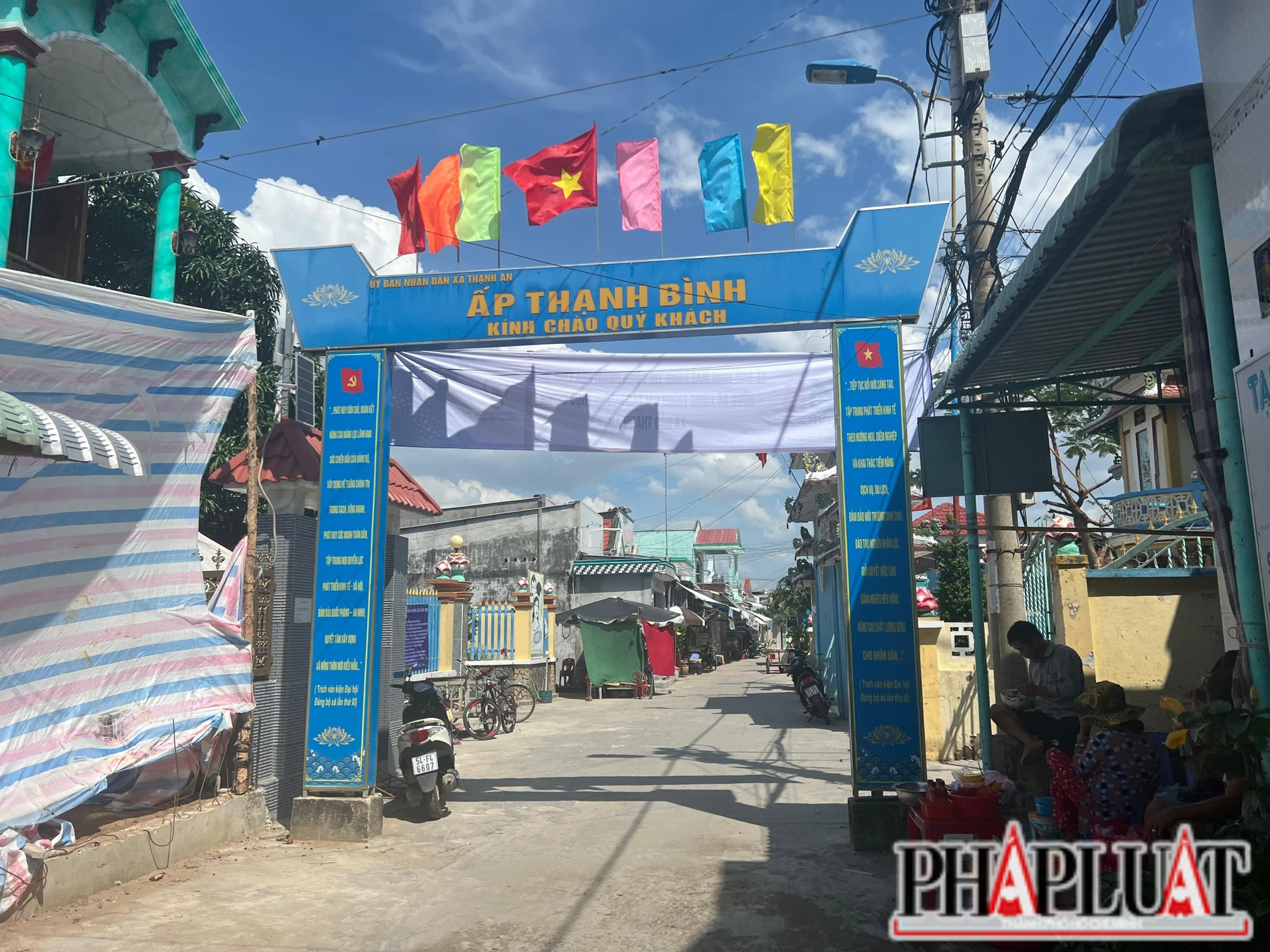 Tuyến đường độc đạo được ví như "Quốc lộ 1" ở Thạnh An. Ảnh: ĐÀO TRANG. Tuyến đường độc đạo được ví như "Quốc lộ 1" ở Thạnh An. Ảnh: ĐÀO TRANG.