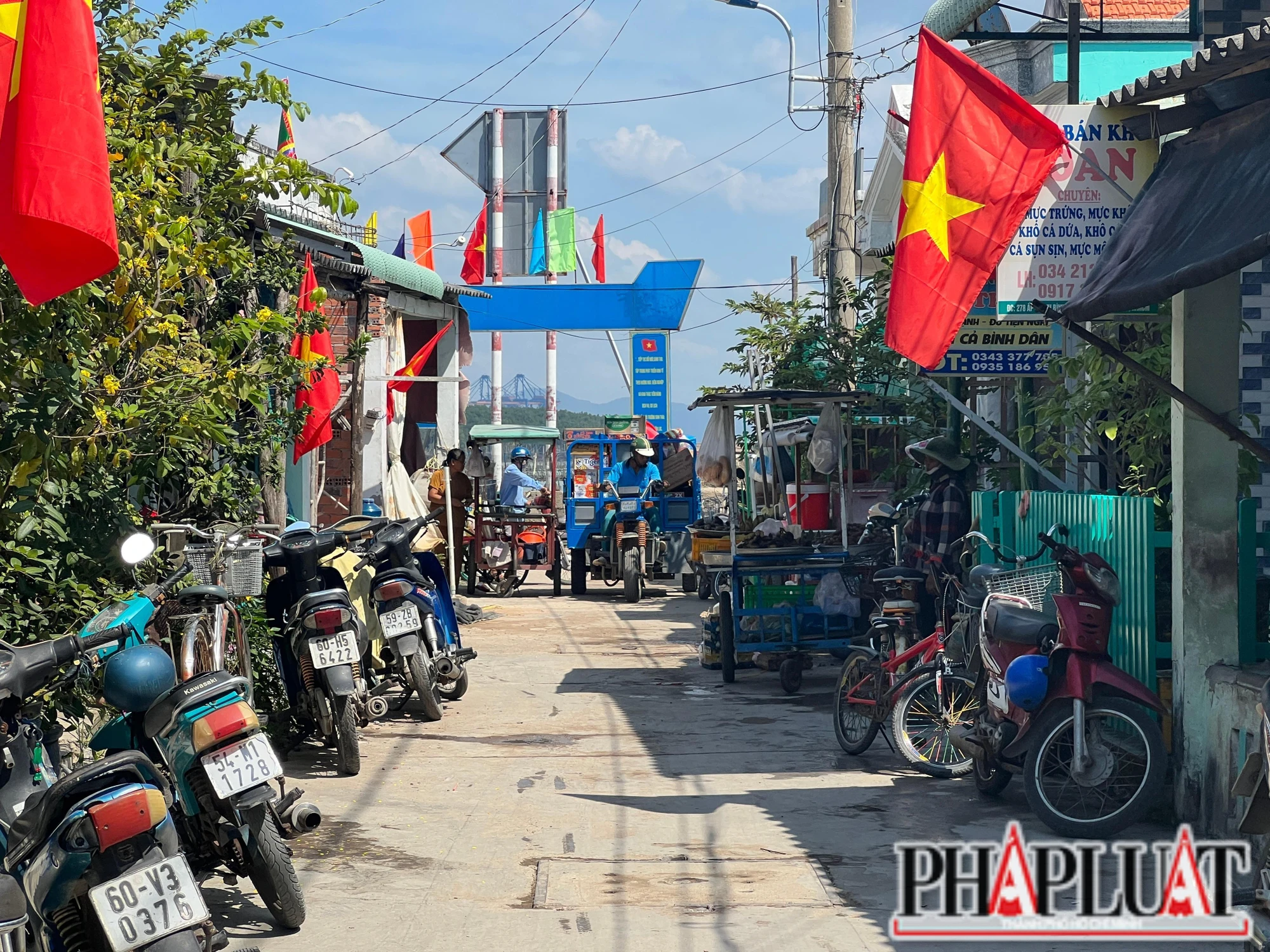 Sắp tới, tuyến đường này sẽ được cải tạo, nâng cấp và ngầm hoá toàn bộ lưới điện, cáp viễn thông. Ảnh: ĐÀO TRANG. Sắp tới, tuyến đường này sẽ được cải tạo, nâng cấp và ngầm hoá toàn bộ lưới điện, cáp viễn thông. Ảnh: ĐÀO TRANG.