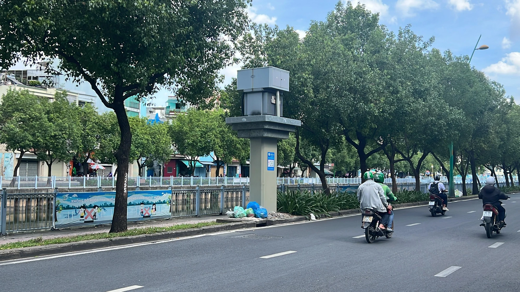 Ông Lê Ngọc Tâm, Phó Giám đốc Công ty Điện lực Sài Gòn cho biết hiện nay toàn TP có khoảng 15.000 trạm biến áp đã được ngầm hoá, song để triển khai lắp đặt panel đòi hỏi kinh phí rất lớn. Theo đó, ngành điện sẽ phối hợp để lựa chọn, ưu tiên một số trụ biến áp ở trung tâm TP. Ông Lê Ngọc Tâm, Phó Giám đốc Công ty Điện lực Sài Gòn cho biết hiện nay toàn TP có khoảng 15.000 trạm biến áp đã được ngầm hoá, song để triển khai lắp đặt panel đòi hỏi kinh phí rất lớn. Theo đó, ngành điện sẽ phối hợp để lựa chọn, ưu tiên một số trụ biến áp ở trung tâm TP.