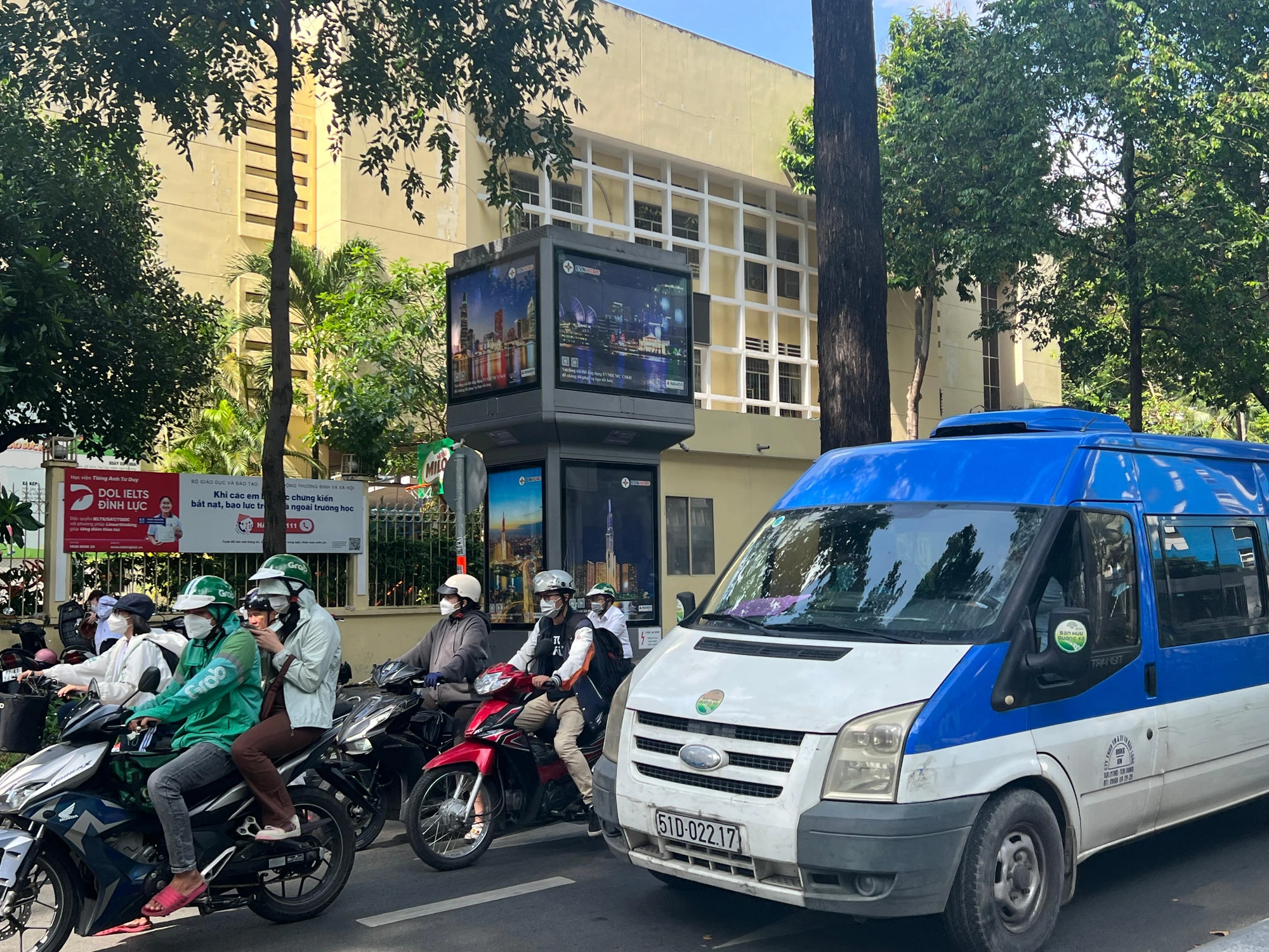 Ông Lê Hoài Phong cho biết hiện nay các trụ panel thông tin ở các trụ biến áp đã nằm trên vỉa hè và không ảnh hưởng đến sinh hoạt người dân. Ông Lê Hoài Phong cho biết hiện nay các trụ panel thông tin ở các trụ biến áp đã nằm trên vỉa hè và không ảnh hưởng đến sinh hoạt người dân.