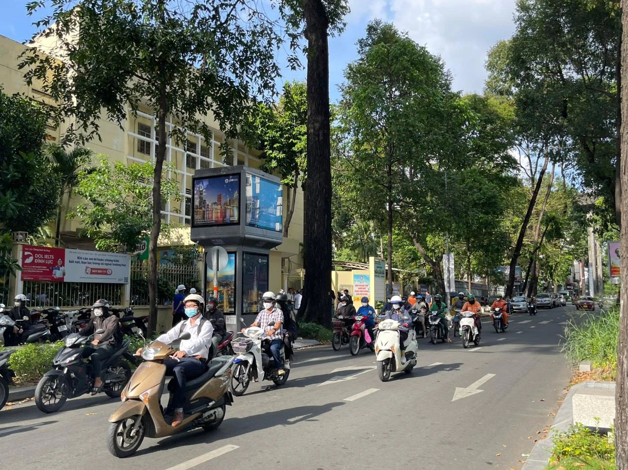 Trụ điện trên đường Võ Văn Tần, quận 3. Ảnh: ĐÀO TRANG. Trụ điện trên đường Võ Văn Tần, quận 3. Ảnh: ĐÀO TRANG.