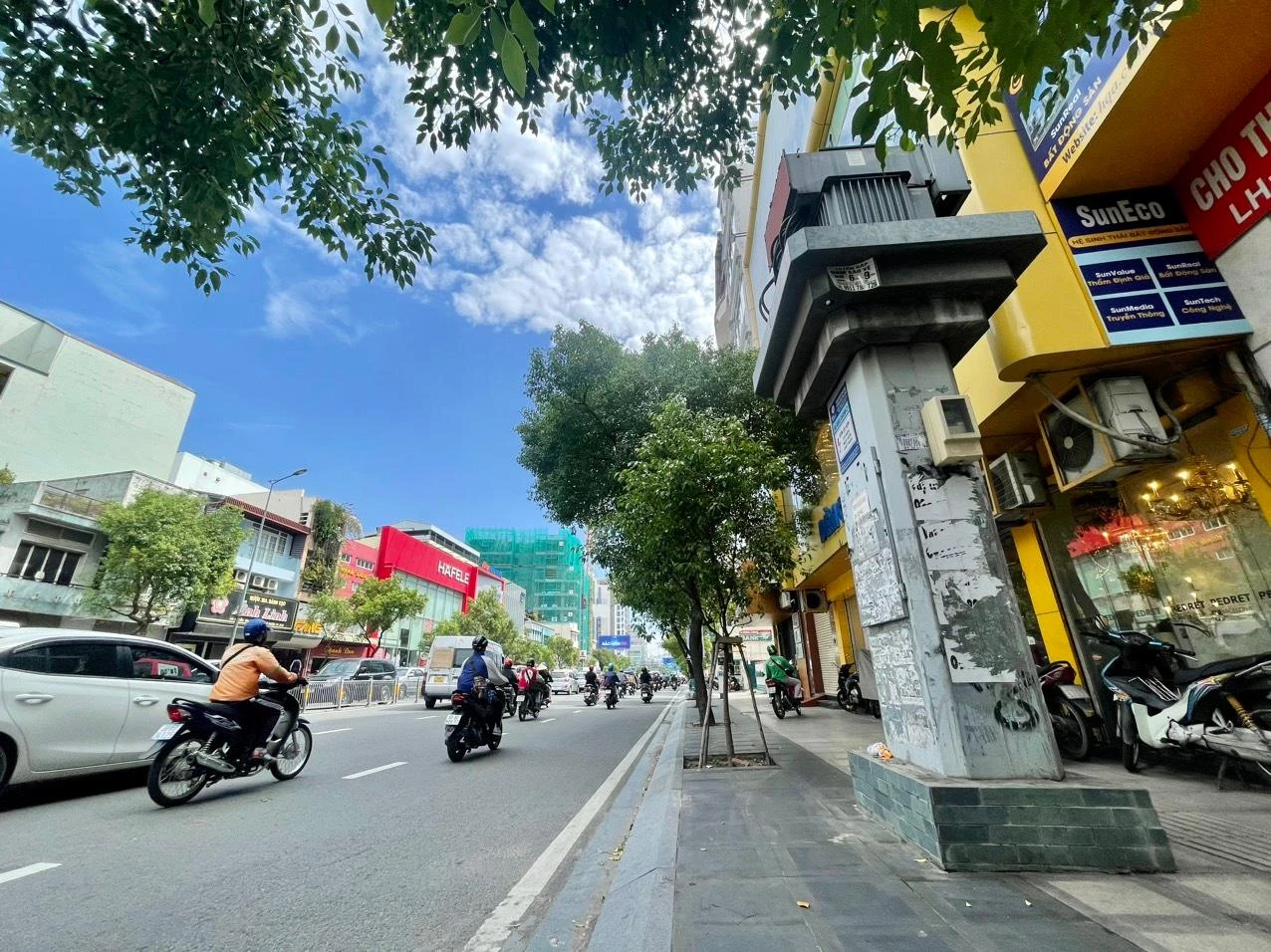 Ông Lê Hoài Phong, Chủ tịch HĐQT Công ty CP Nam Đô Group , kiêm CEO Công ty TNHH VESC, đơn vị phối hợp với EVNHCMC cho biết: Từ những năm 2012, khi có dịp đi thăm Hàn Quốc ông đã bất ngờ khi không thấy các trụ điện ở trên đường. Qua tìm hiểu mới biết các tủ điện đã được khoác lên mình những tủ panel "biết nói". Ảnh: ĐÀO TRANG. Ông Lê Hoài Phong, Chủ tịch HĐQT Công ty CP Nam Đô Group , kiêm CEO Công ty TNHH VESC, đơn vị phối hợp với EVNHCMC cho biết: Từ những năm 2012, khi có dịp đi thăm Hàn Quốc ông đã bất ngờ khi không thấy các trụ điện ở trên đường. Qua tìm hiểu mới biết các tủ điện đã được khoác lên mình những tủ panel "biết nói". Ảnh: ĐÀO TRANG.